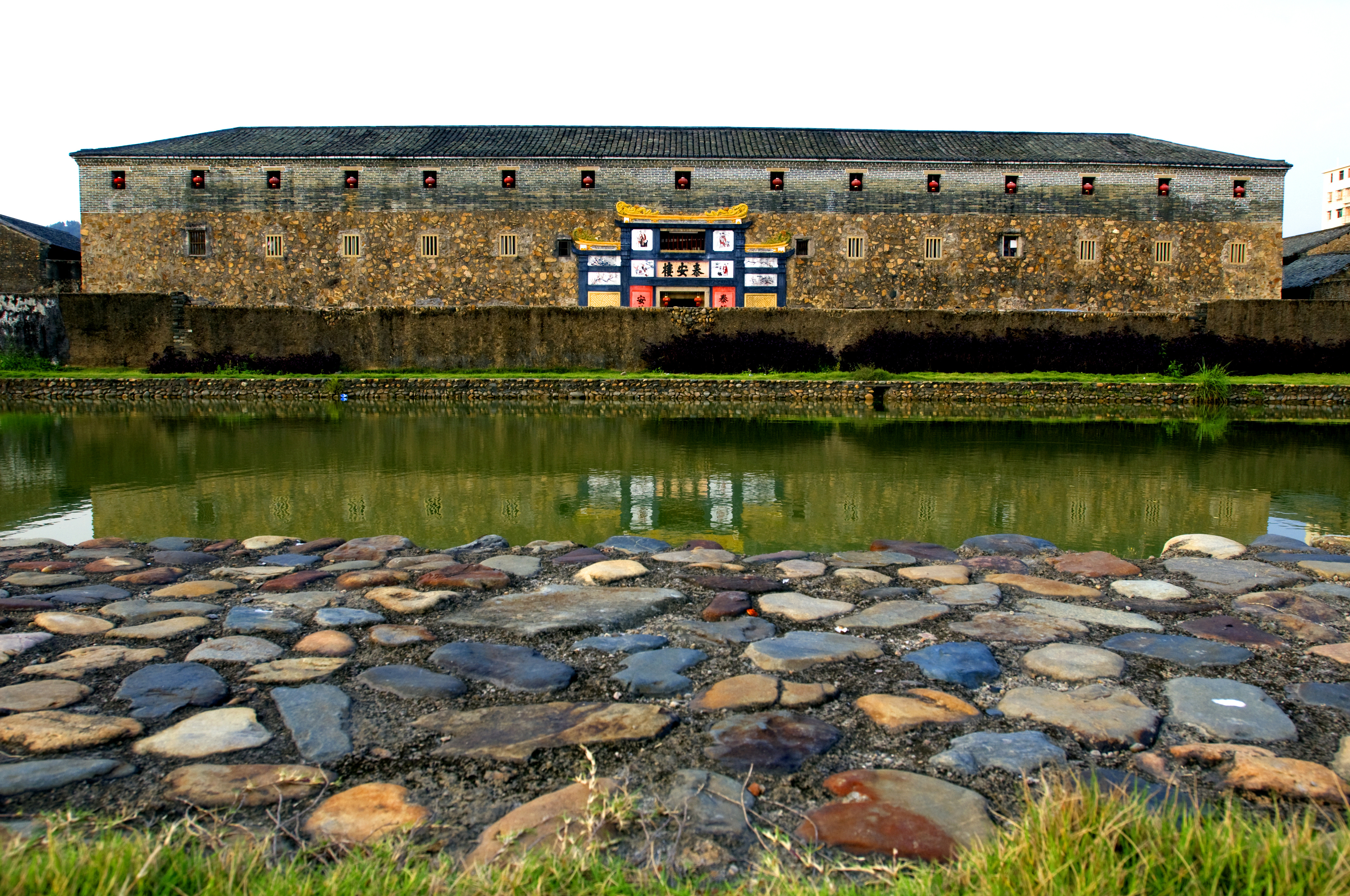 大埔泰安楼始建于乾隆二十八年,已有200多年的历史,规模宏大,设计精巧,楼内中轴线主体建筑为平房,三层楼房把主体平房环抱在中间,楼中有屋,功能齐全,是中国少见的石方楼, 被誉为“客家的水立方”。 大埔泰安楼始建于乾隆二十八年,已有200多年的历史,规模宏大,设计精巧,楼内中轴线主体建筑为平房,三层楼房把主体平房环抱在中间,楼中有屋,功能齐全,是中国少见的石方楼, 被誉为“客家的水立方”。