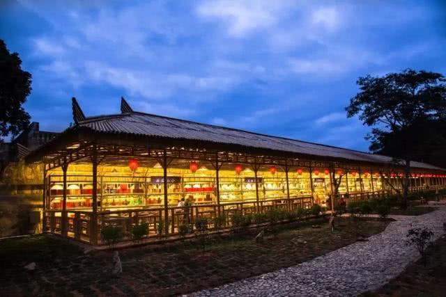 张弼士,广东省大埔县人。烟台张裕葡萄酒公司创始人,我国近代著名爱国华侨、民族实业家。 张弼士,广东省大埔县人。烟台张裕葡萄酒公司创始人,我国近代著名爱国华侨、民族实业家。