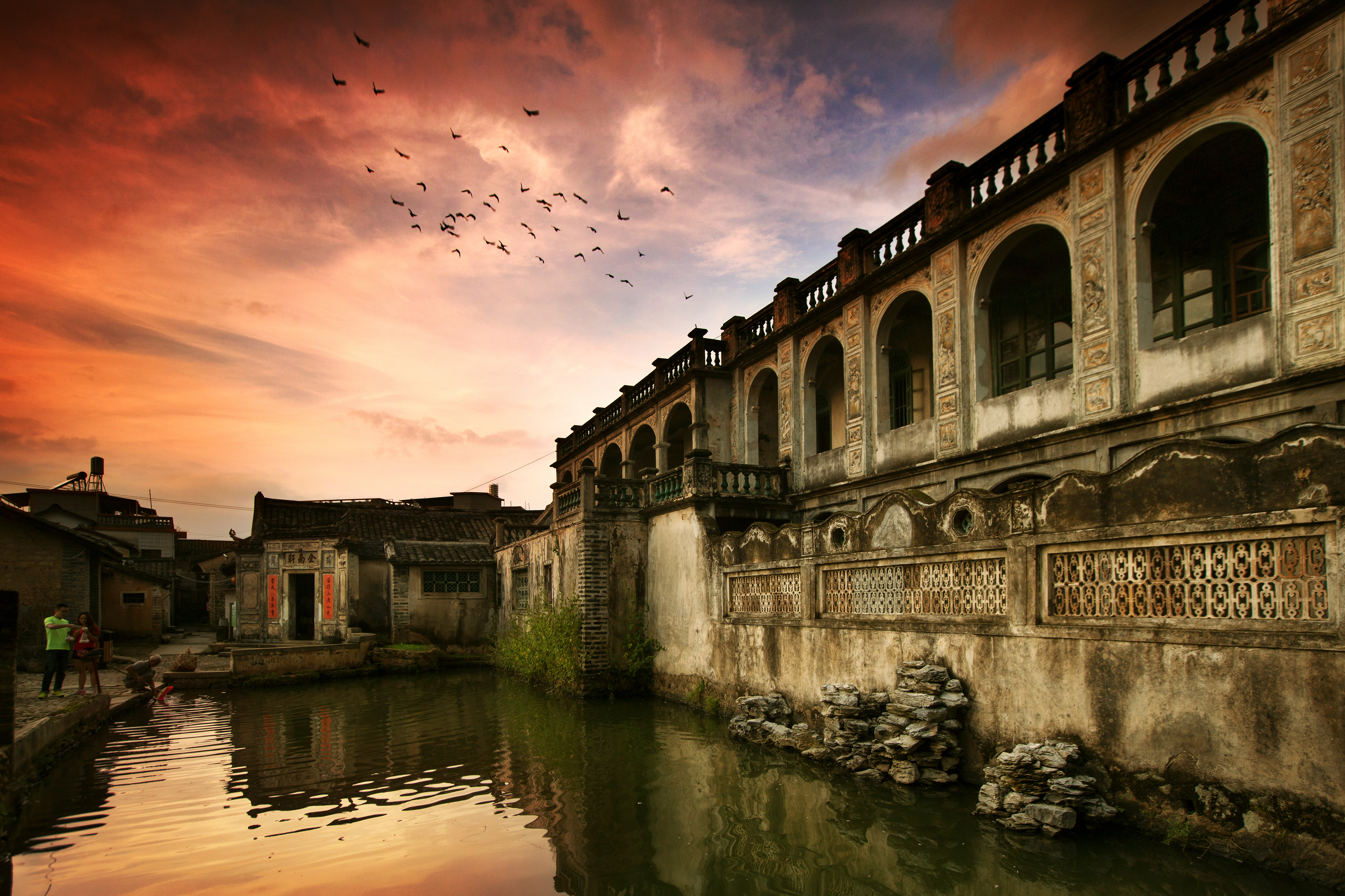 景区内有120多座保存完好的明清时期古民居建筑,展现了当地具有客家特色的“府第式”古民居、深厚的人文底蕴以及昔日发达的经贸活动场景等,是一个集古镇观光、文化休闲、民俗体验等功能于一体的客家古镇文化旅游区