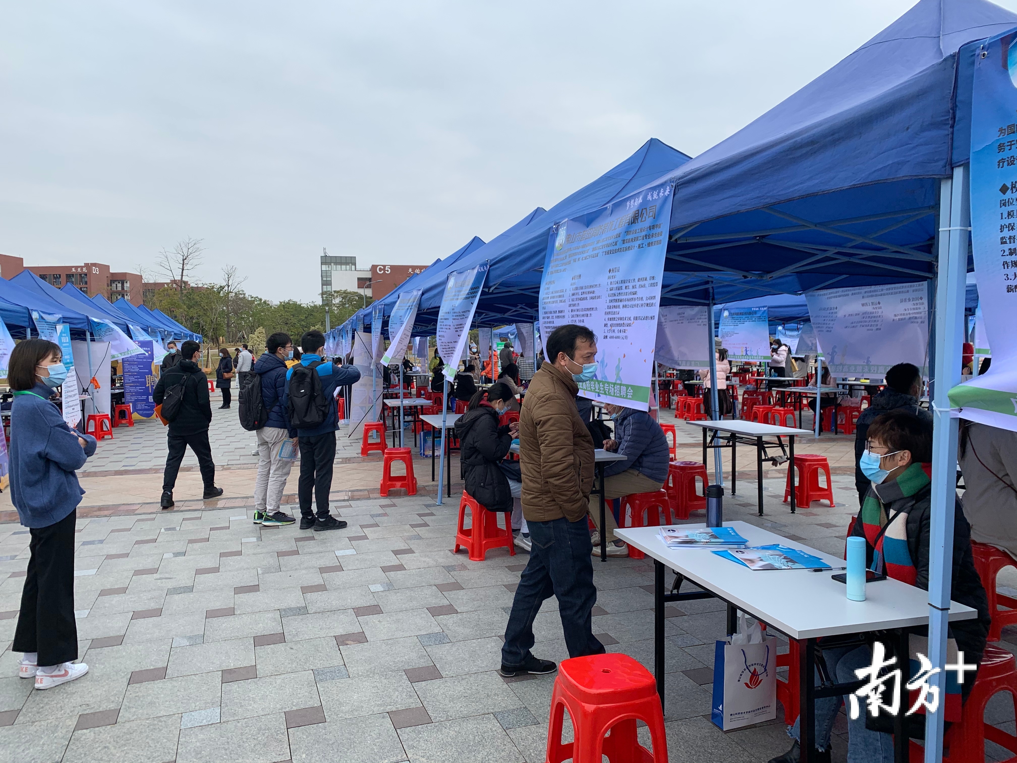 招聘会现场，近200家用人单位提供超5000岗位。王蓓蓓 摄