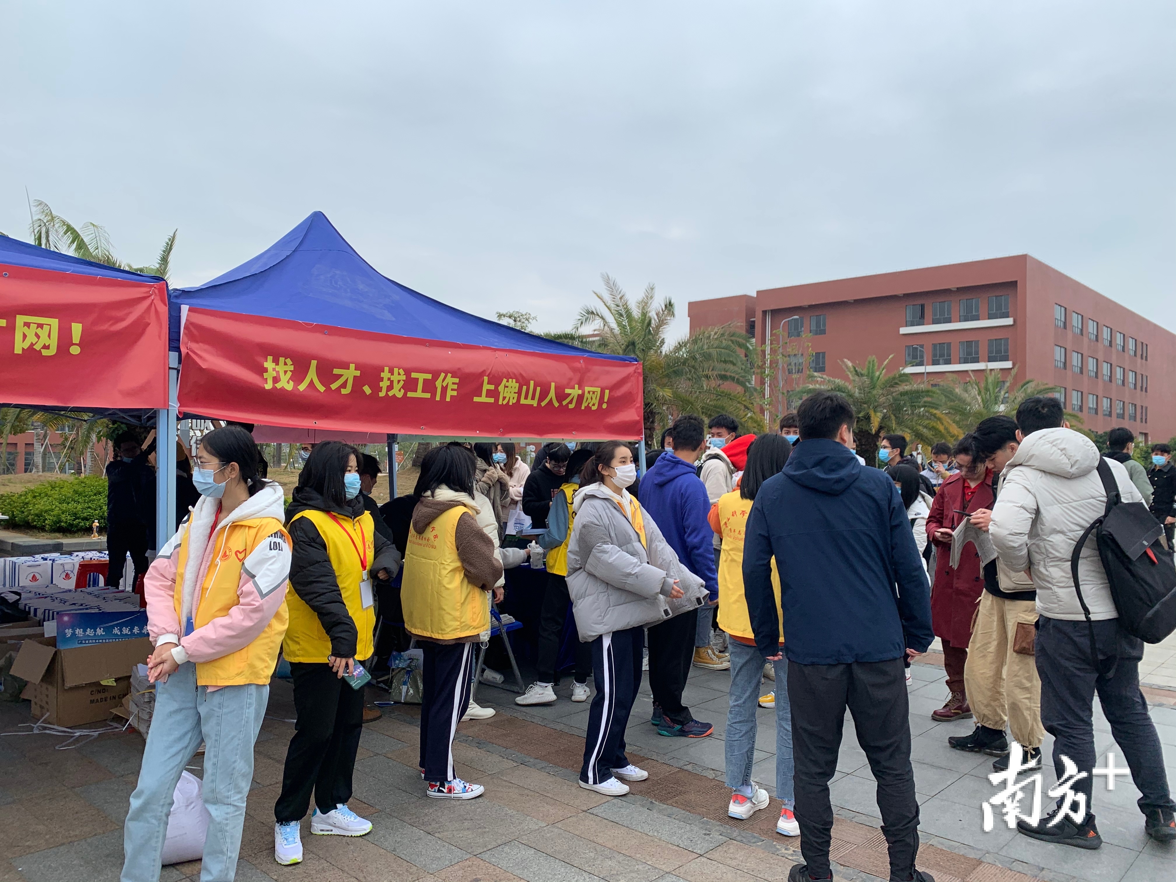 在志愿者引导下，学生们签到后有序进场。王蓓蓓 摄