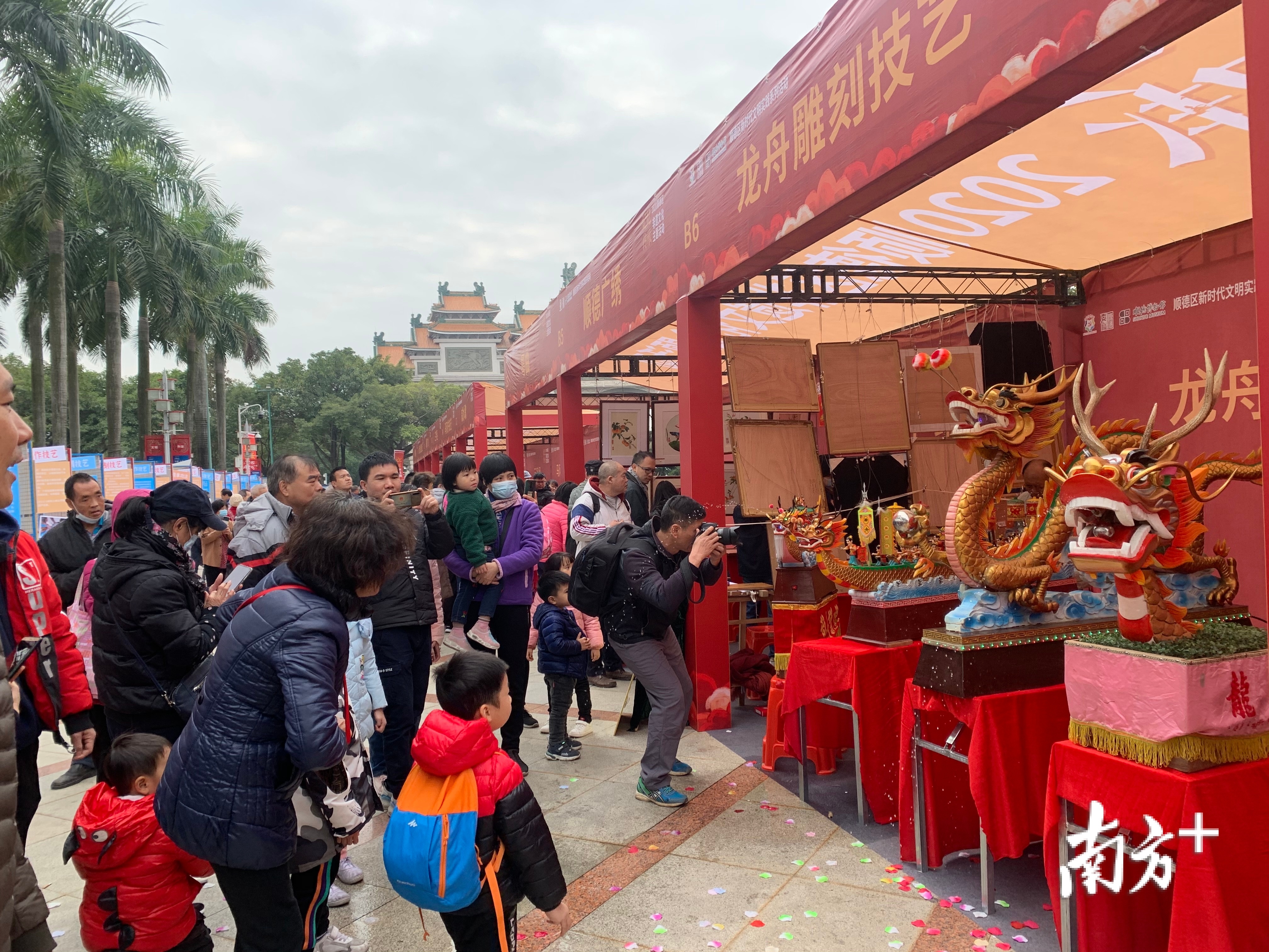 非遗项目现场互动展示引起不少市民的兴趣。
