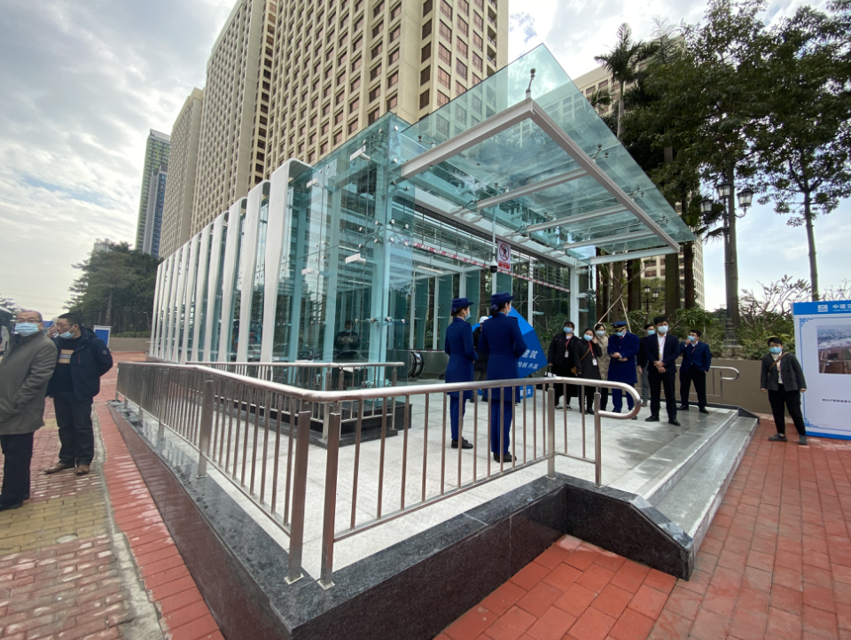 (虫雷)岗站入口处。