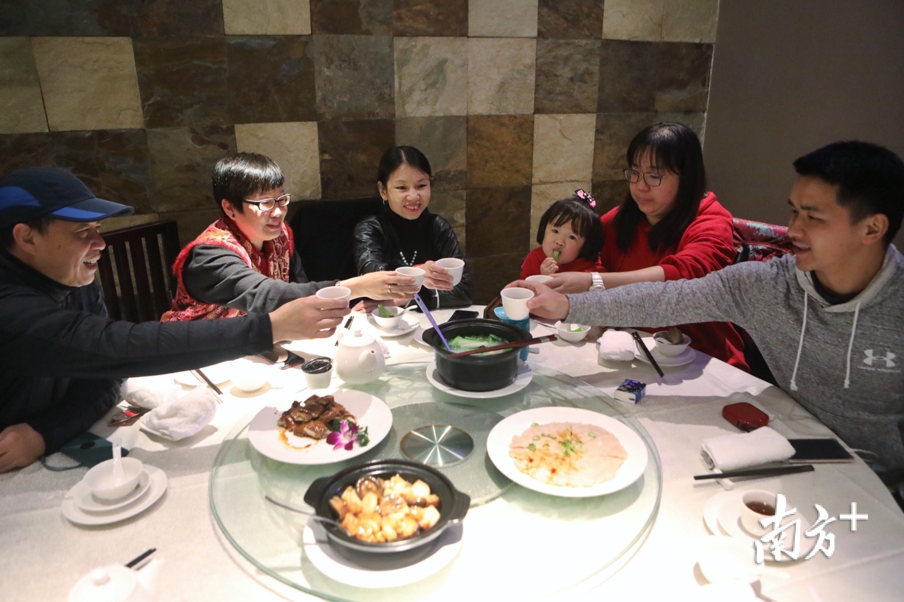 冬至夜，白云宾馆白云轩餐厅内节日氛围浓厚，羊肉煲等应节菜品受到大众青睐，氛围热烈时同席纷纷举杯，共庆隆冬。