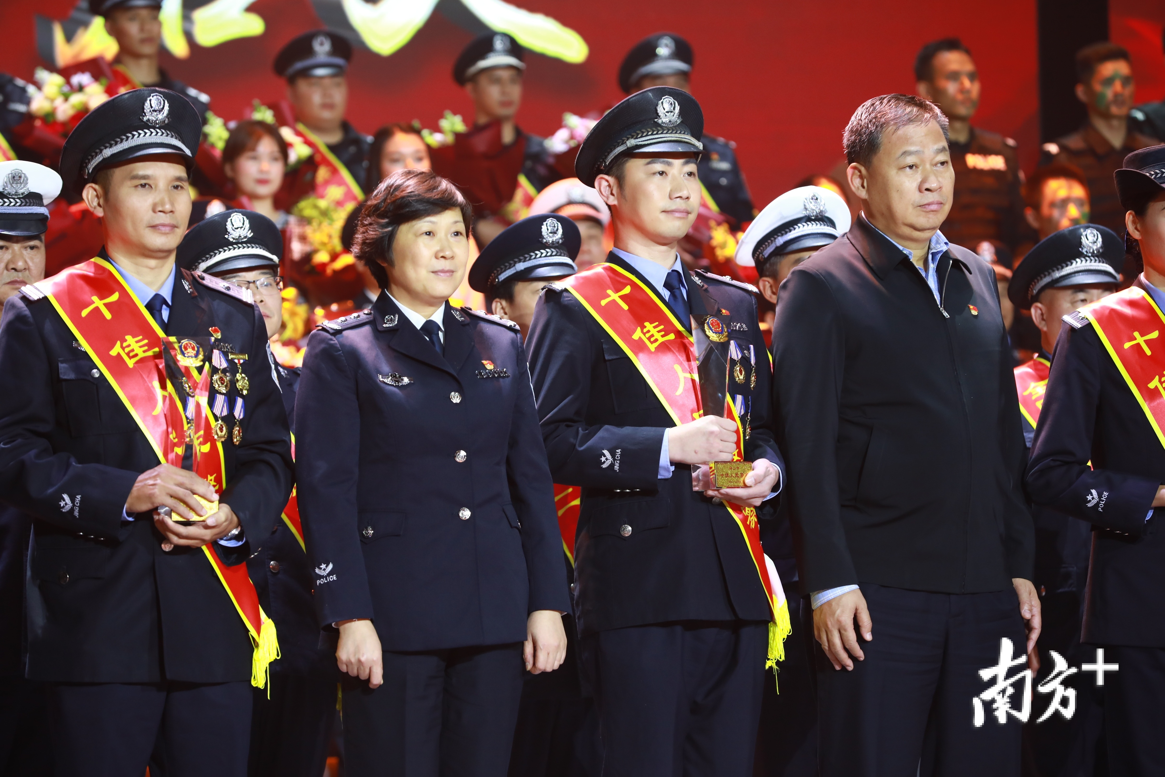 佛山市公安局刑警支队民警陈恺(左三)被授予全国公安“百佳刑警”荣誉称号。通讯员供图 佛山市公安局刑警支队民警陈恺(左三)被授予全国公安“百佳刑警”荣誉称号。通讯员供图