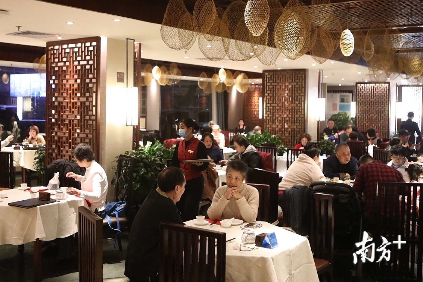 冬至夜，白云宾馆白云轩餐厅内节日氛围浓厚，羊肉煲等应节菜品受到大众青睐，氛围热烈时同席纷纷举杯，共庆隆冬。