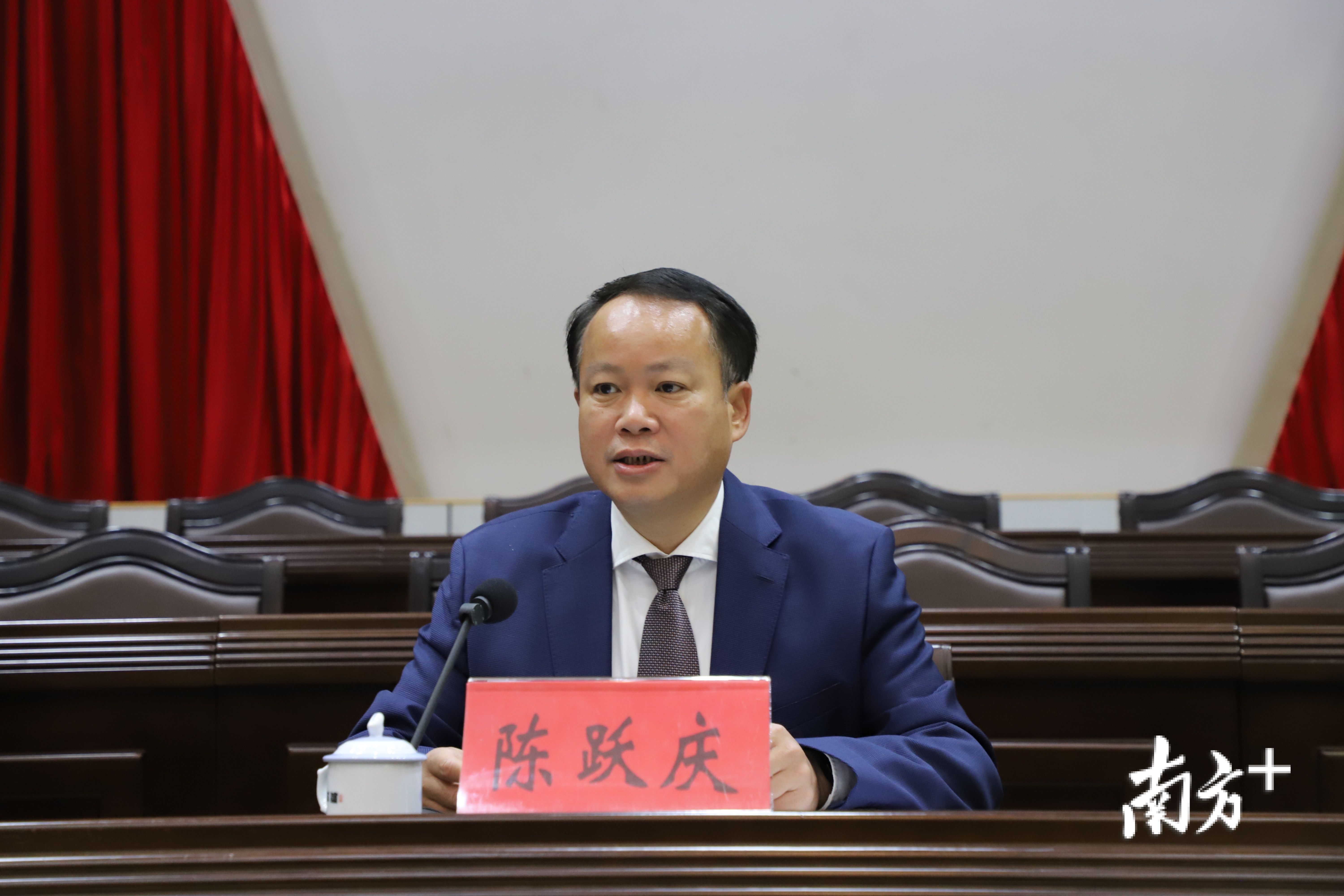 会议听取了饶平县委书记陈跃庆代表县委常委会所作的报告。