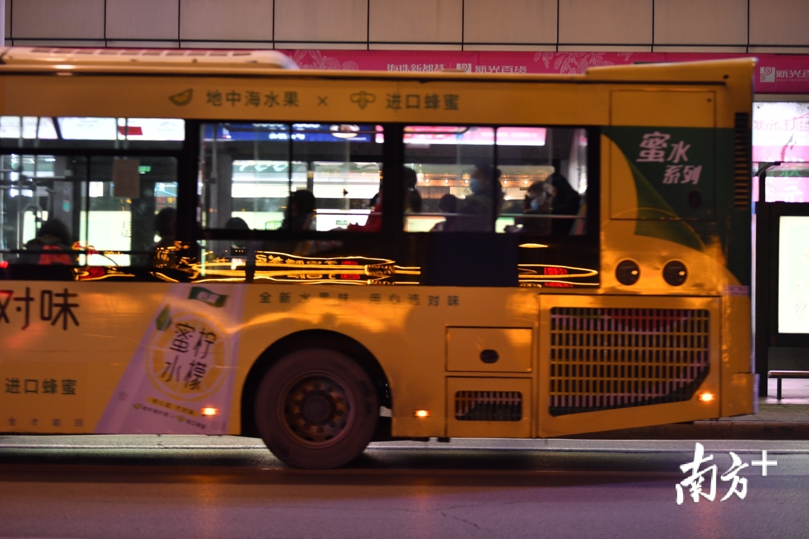 冬至夜晚，东晓南路上行人摩肩接踵，乔兴路的夜市十分热闹。