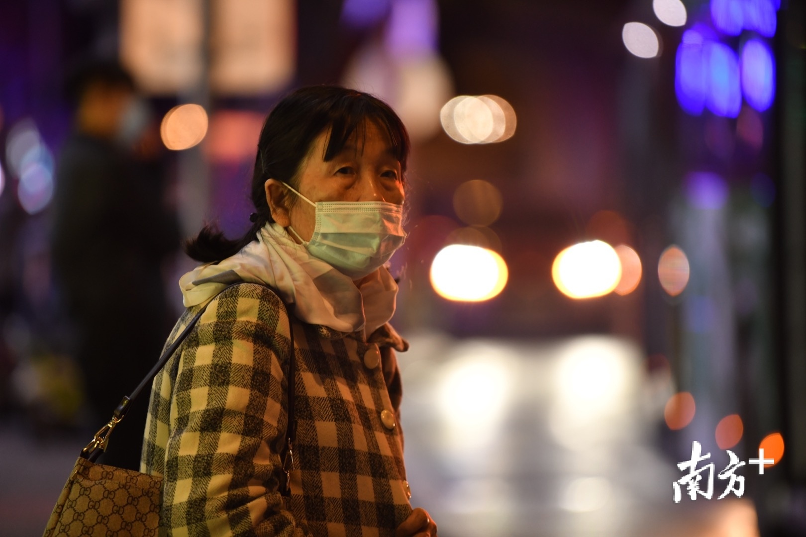 冬至夜晚,东晓南路上行人摩肩接踵,乔兴路的夜市十分热闹.