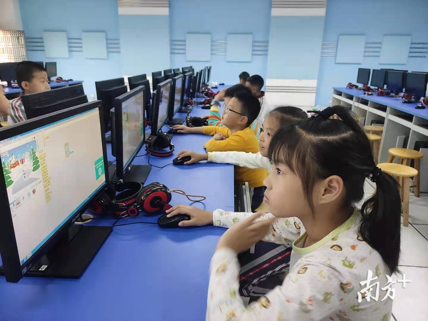 学生正在上编程课