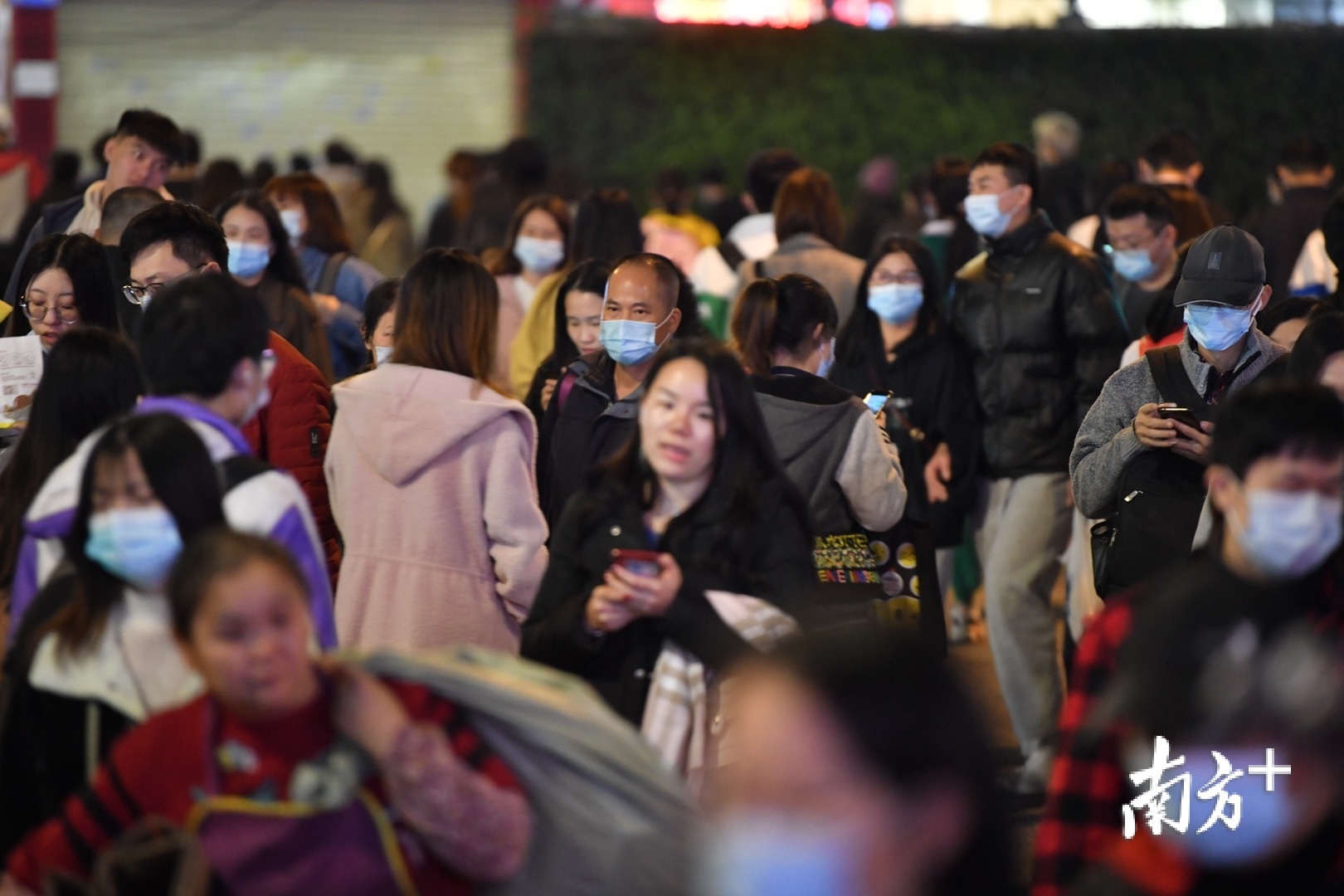 冬至夜晚，东晓南路上行人摩肩接踵，乔兴路的夜市十分热闹。