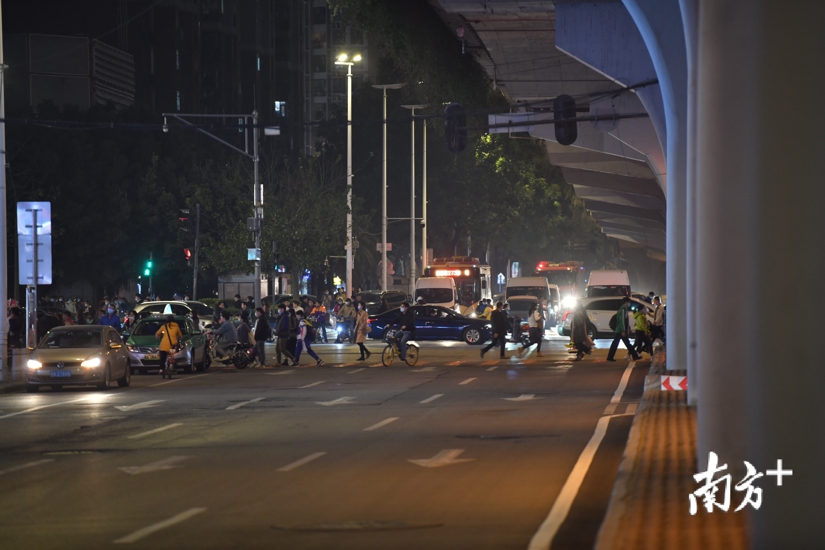 冬至夜晚，东晓南路上行人摩肩接踵，乔兴路的夜市十分热闹。