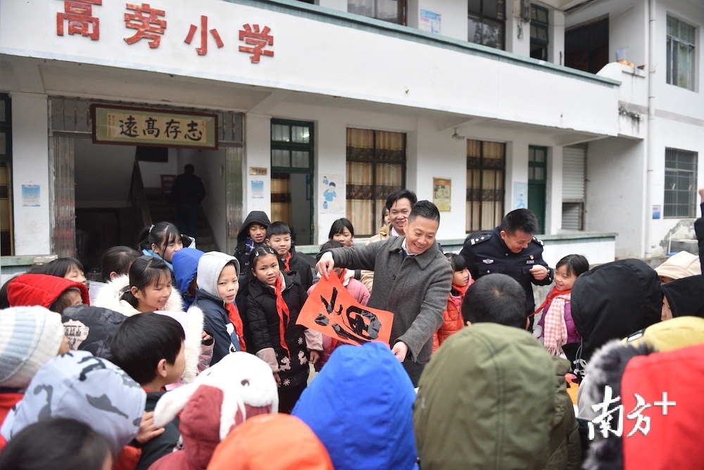 联合中国电力书法家协会副主席陈荣亲为孩子们传授书法课。摄影：董俊峰