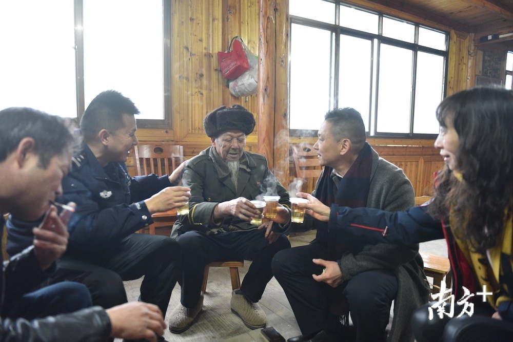 看望慰问老党员。摄影：董俊峰