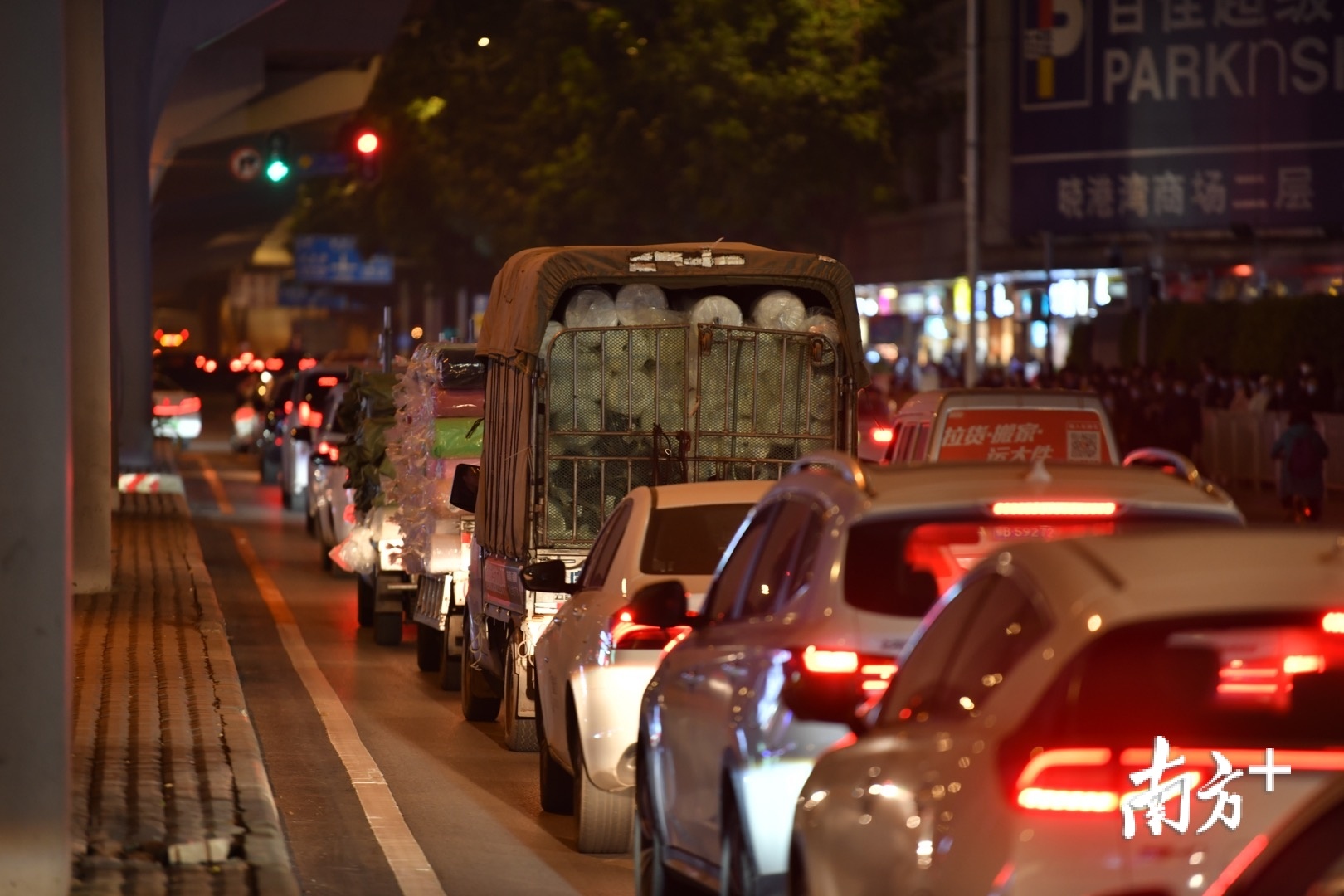 冬至夜晚，东晓南路上行人摩肩接踵，乔兴路的夜市十分热闹。
