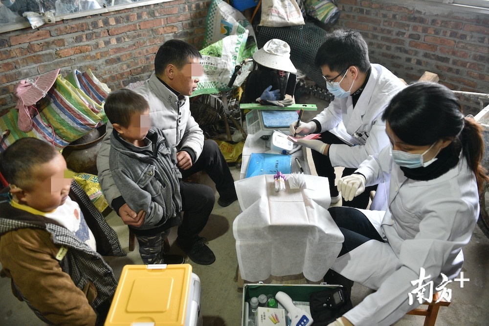 为先天残疾儿童面诊和体查,进行抽血及基因检测。摄影:董俊峰 为先天残疾儿童面诊和体查,进行抽血及基因检测。摄影:董俊峰