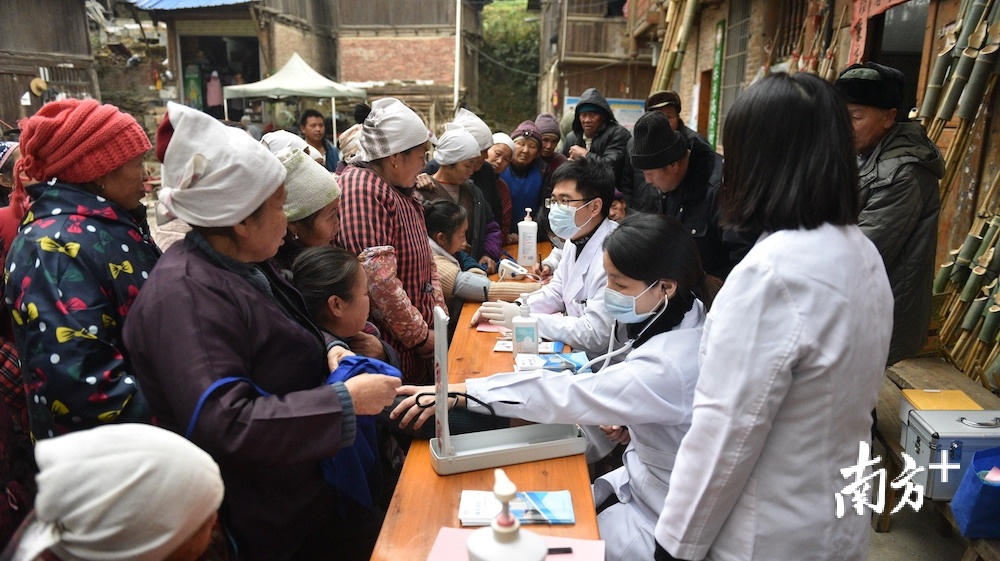 联合医护人员为村民免费义诊。摄影：董俊峰