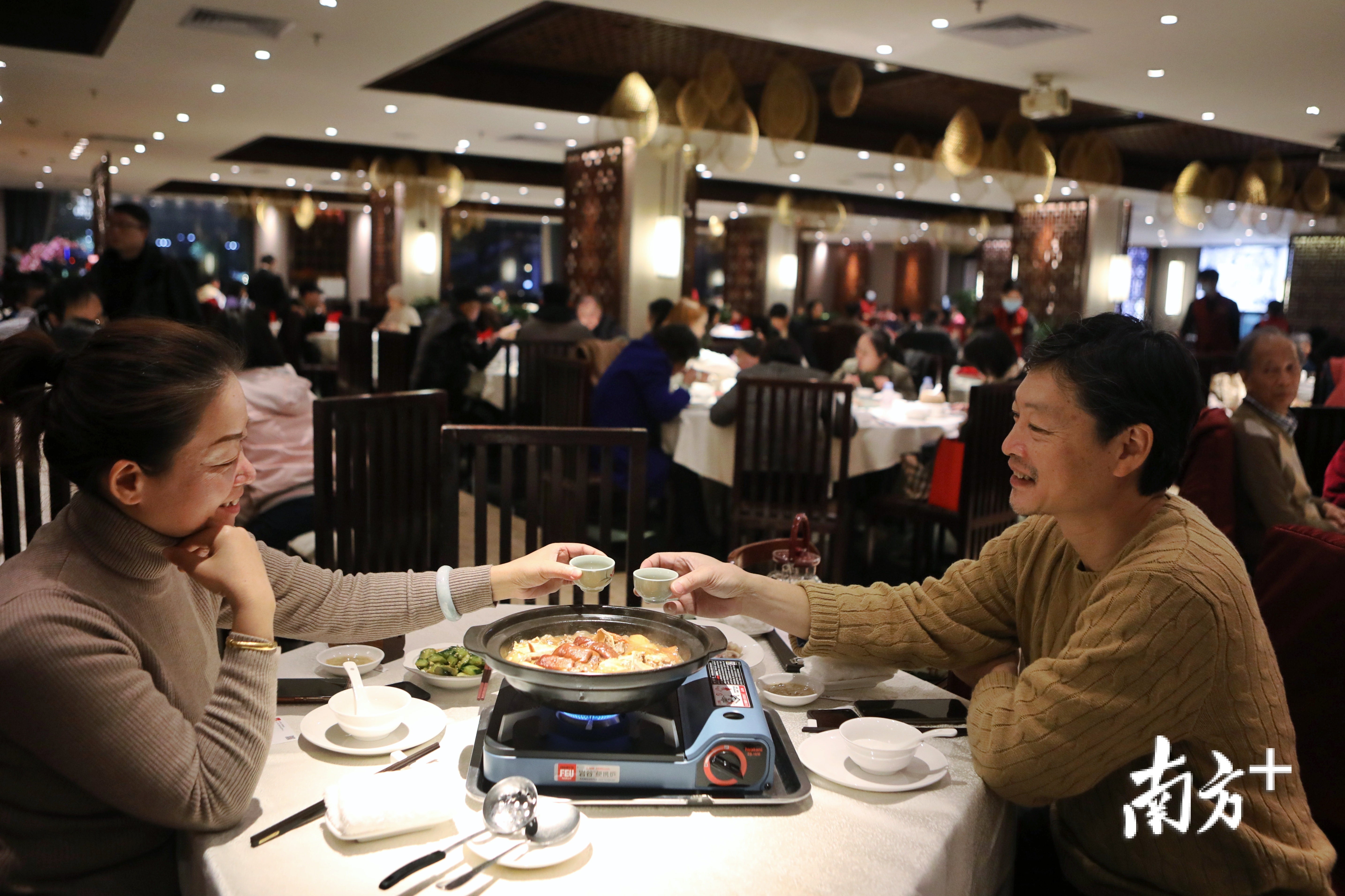 冬至夜，白云宾馆白云轩餐厅内节日氛围浓厚，羊肉煲等应节菜品受到大众青睐，氛围热烈时同席纷纷举杯，共庆隆冬。