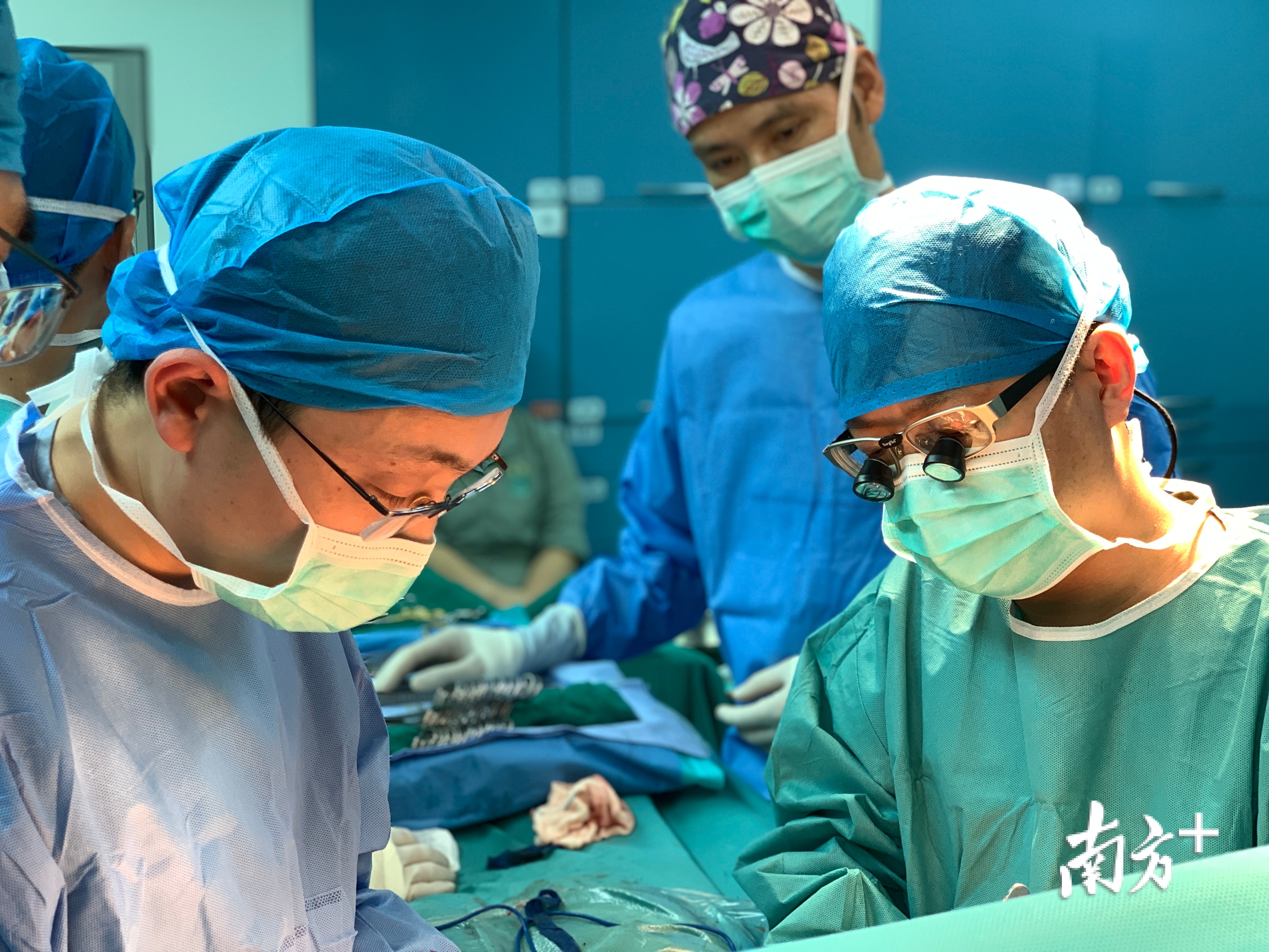 90年母亲割肝救女：“希望她能像正常孩子一样生活！”