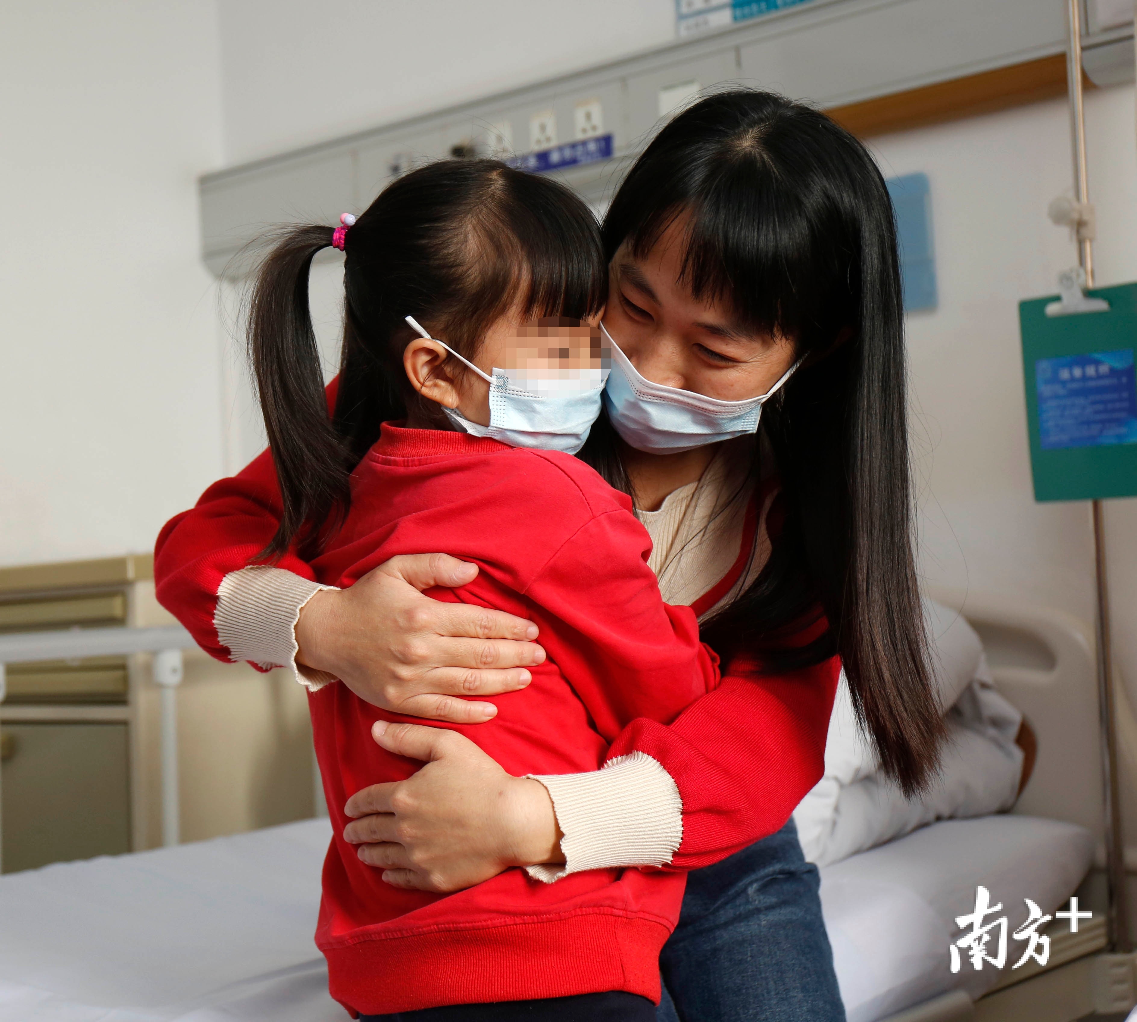 90年母亲割肝救女：“希望她能像正常孩子一样生活！”