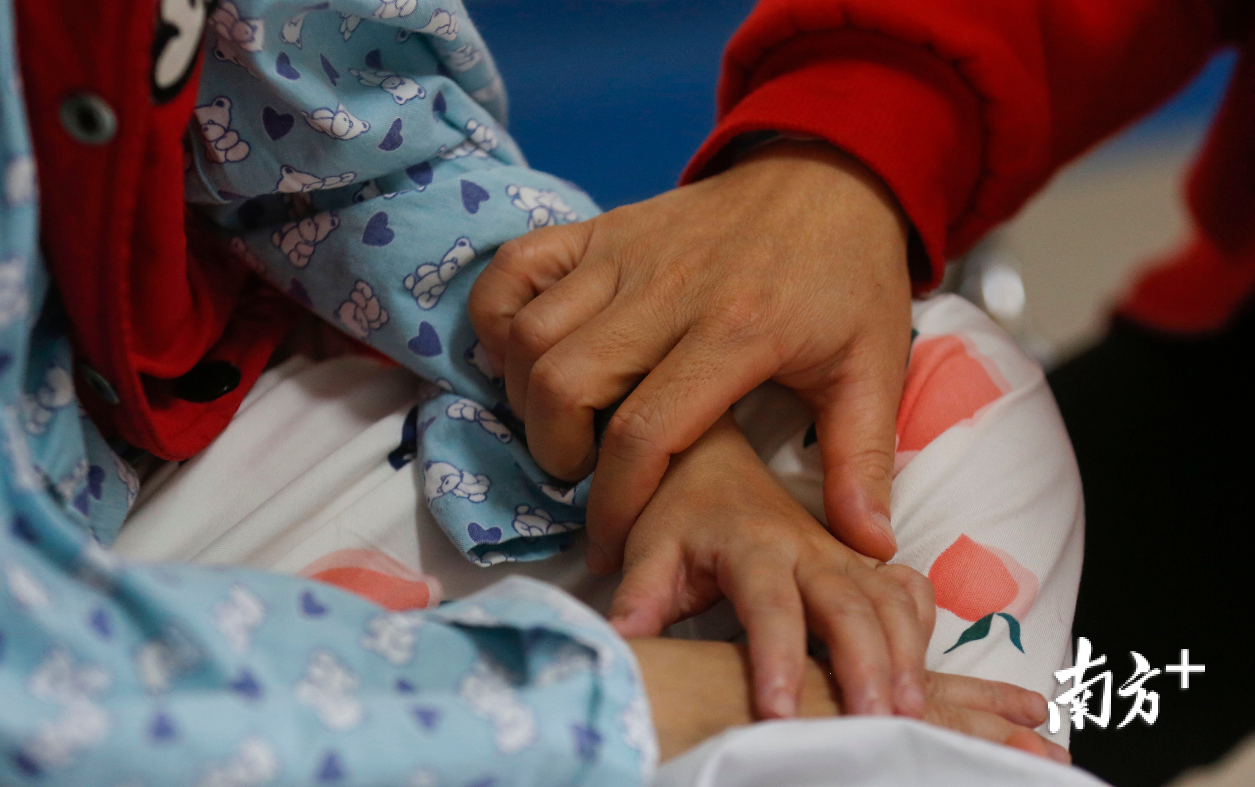 90年母亲割肝救女：“希望她能像正常孩子一样生活！”