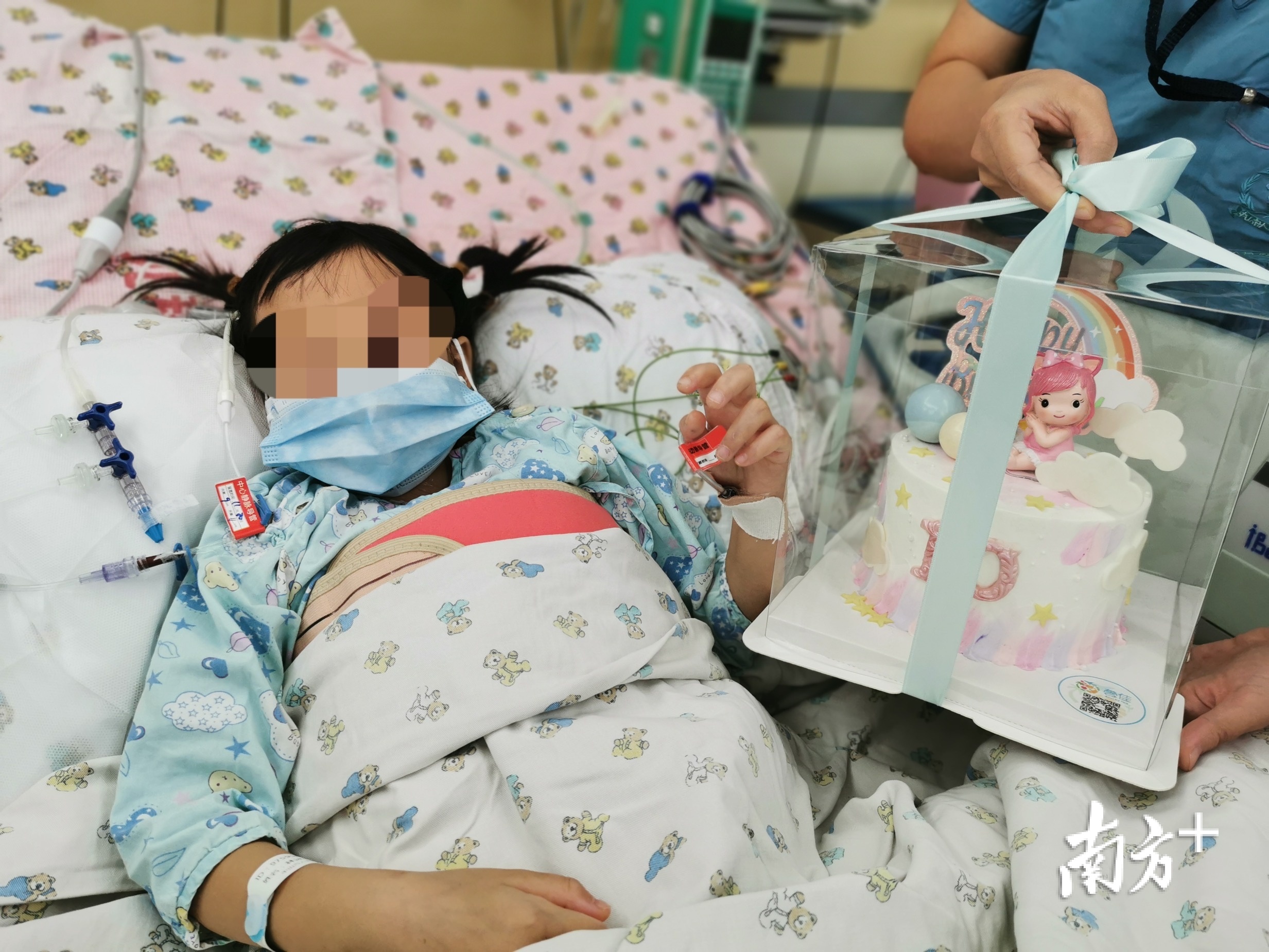 90年母亲割肝救女：“希望她能像正常孩子一样生活！”