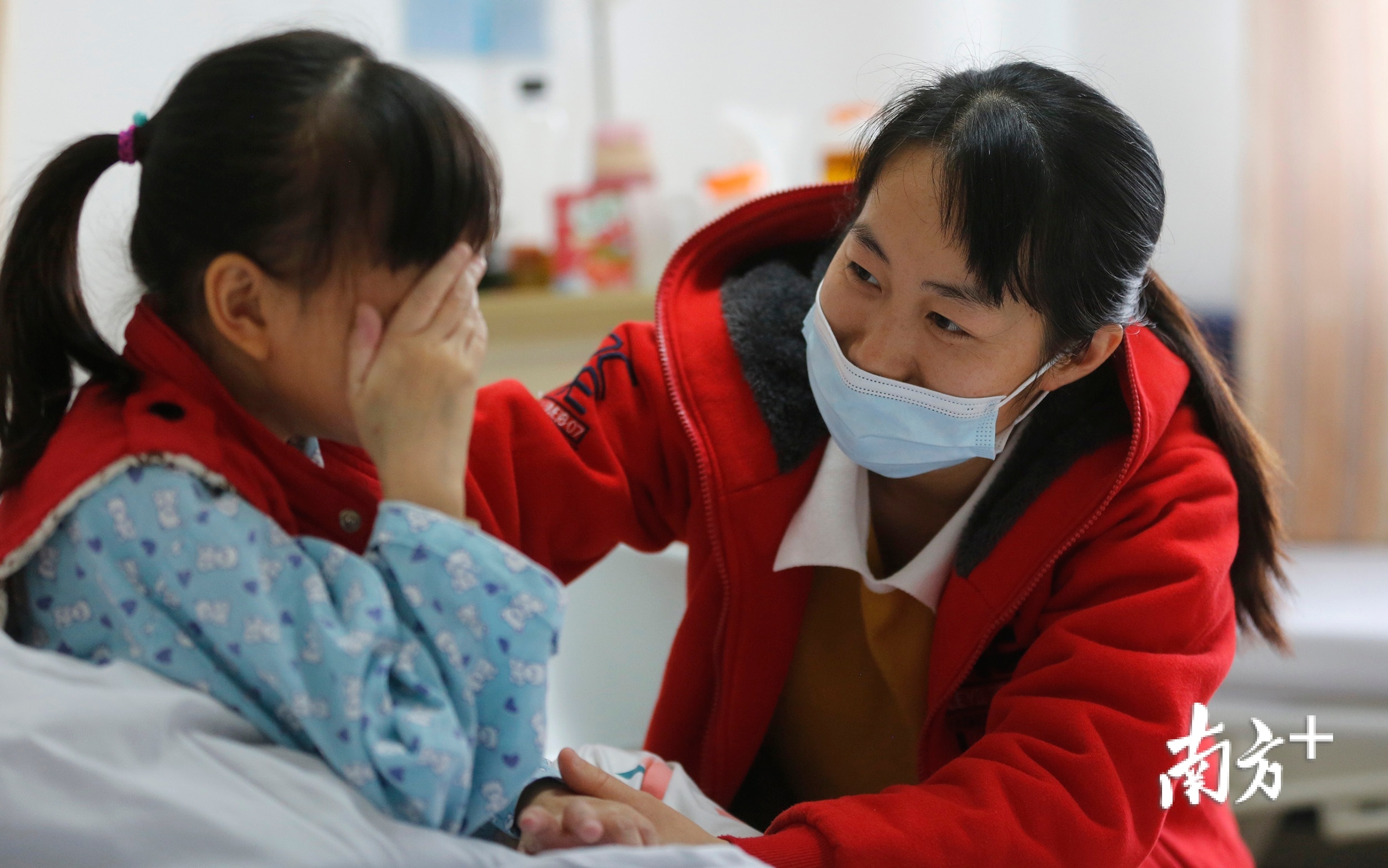 90年母亲割肝救女：“希望她能像正常孩子一样生活！”