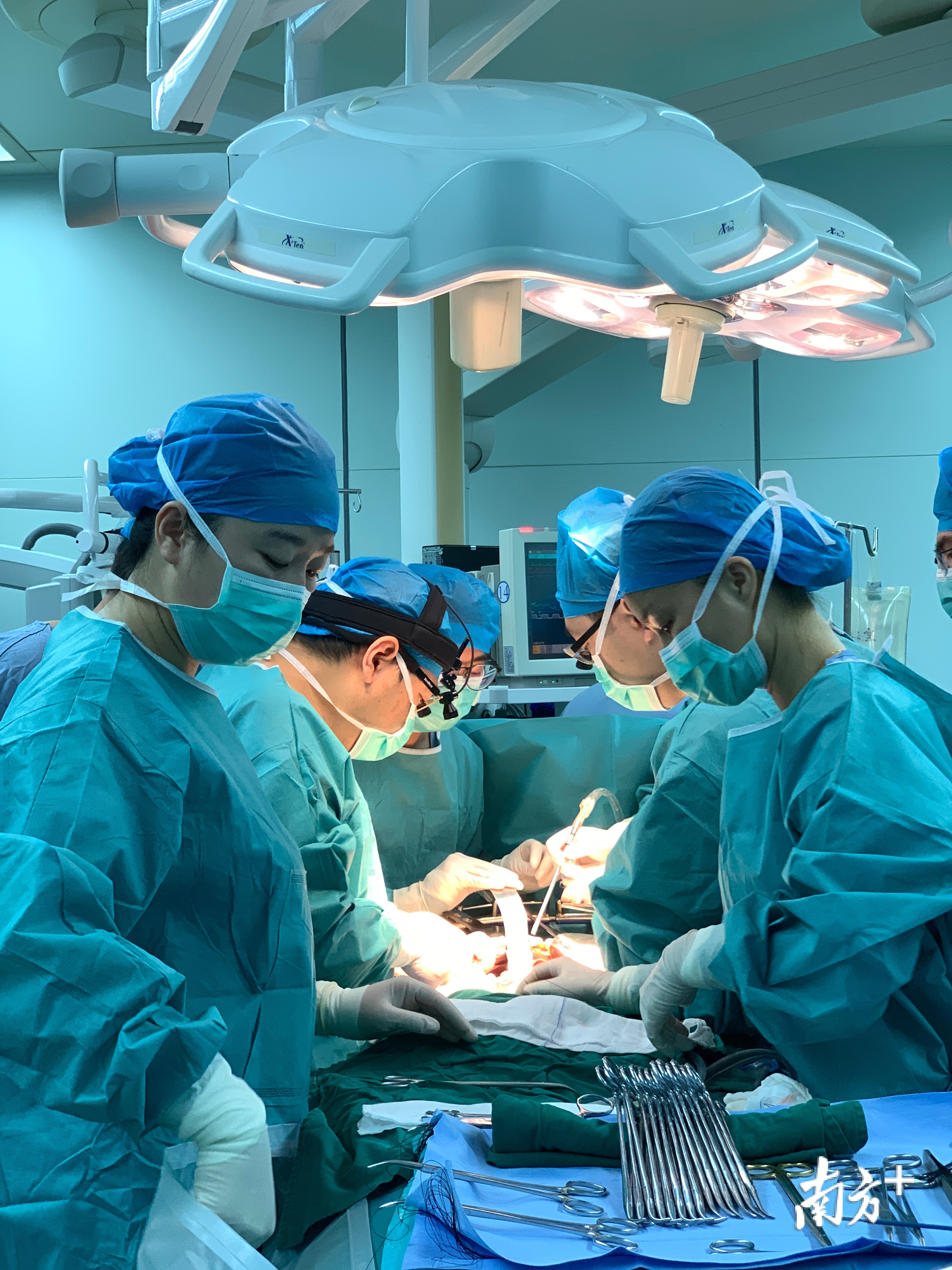 90年母亲割肝救女：“希望她能像正常孩子一样生活！”