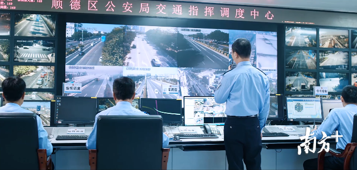 指挥中心民警利用智能交通系统,可对120救护车途经路口信号灯进行远程