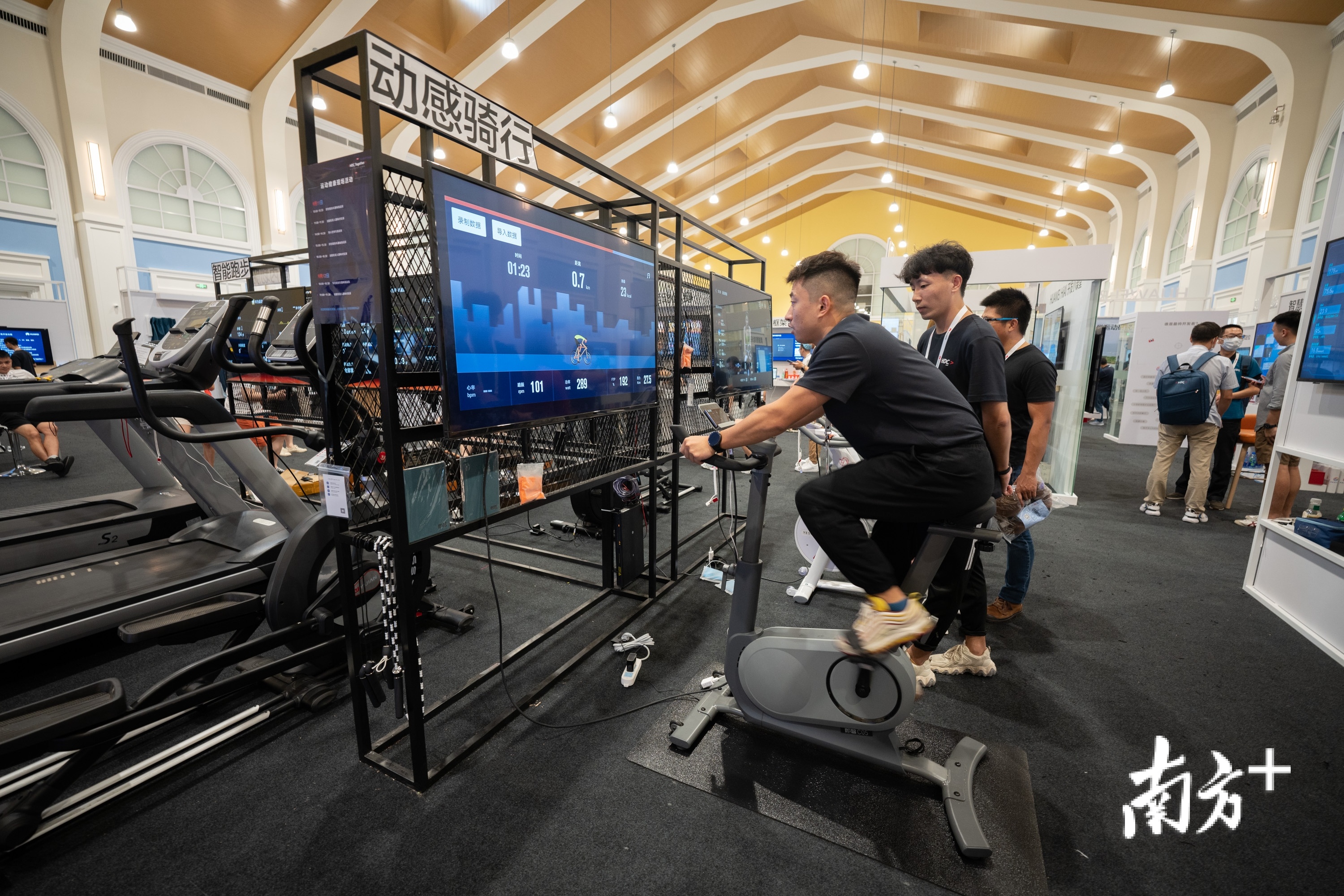 华为开发者大会期间的运动健康体验区。