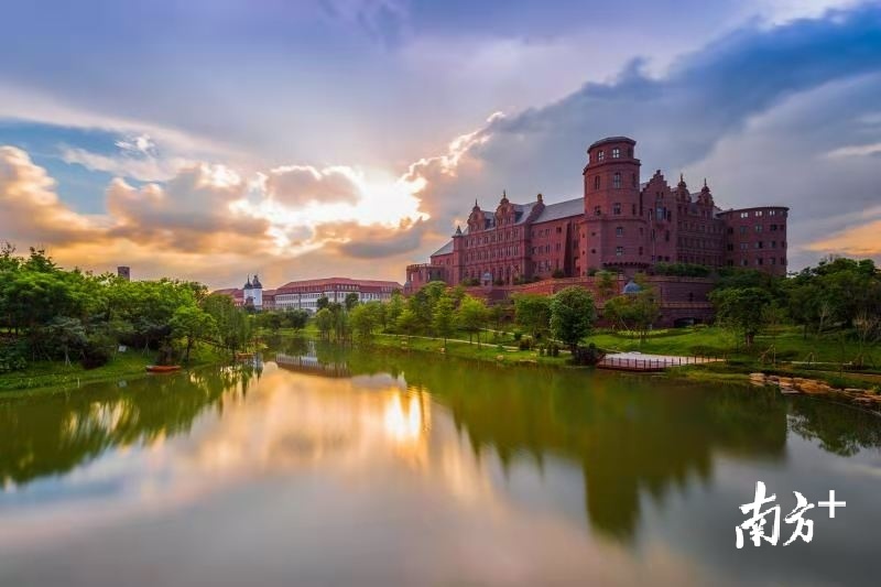 华为溪流背坡村。