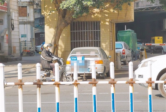 在江北路，一辆电动自行车逆行在机动车道上。