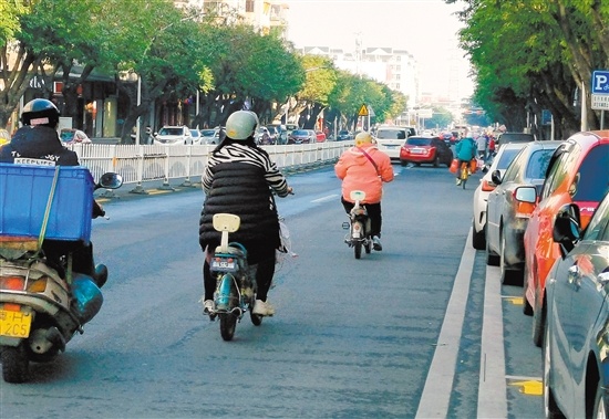 在良化大道，有电动自行车开上机动车道。