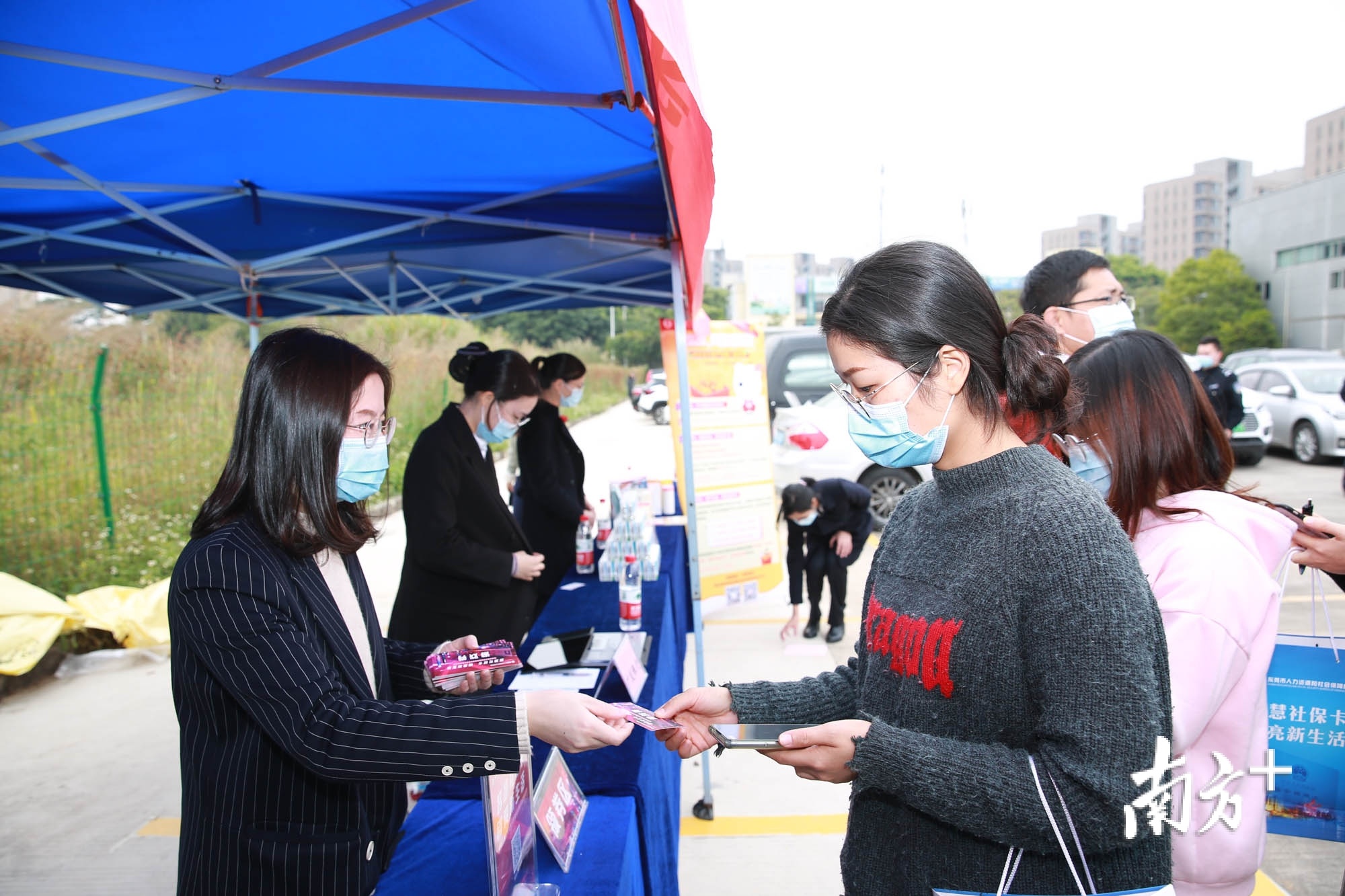 市民现场了解第三代社保卡资讯。