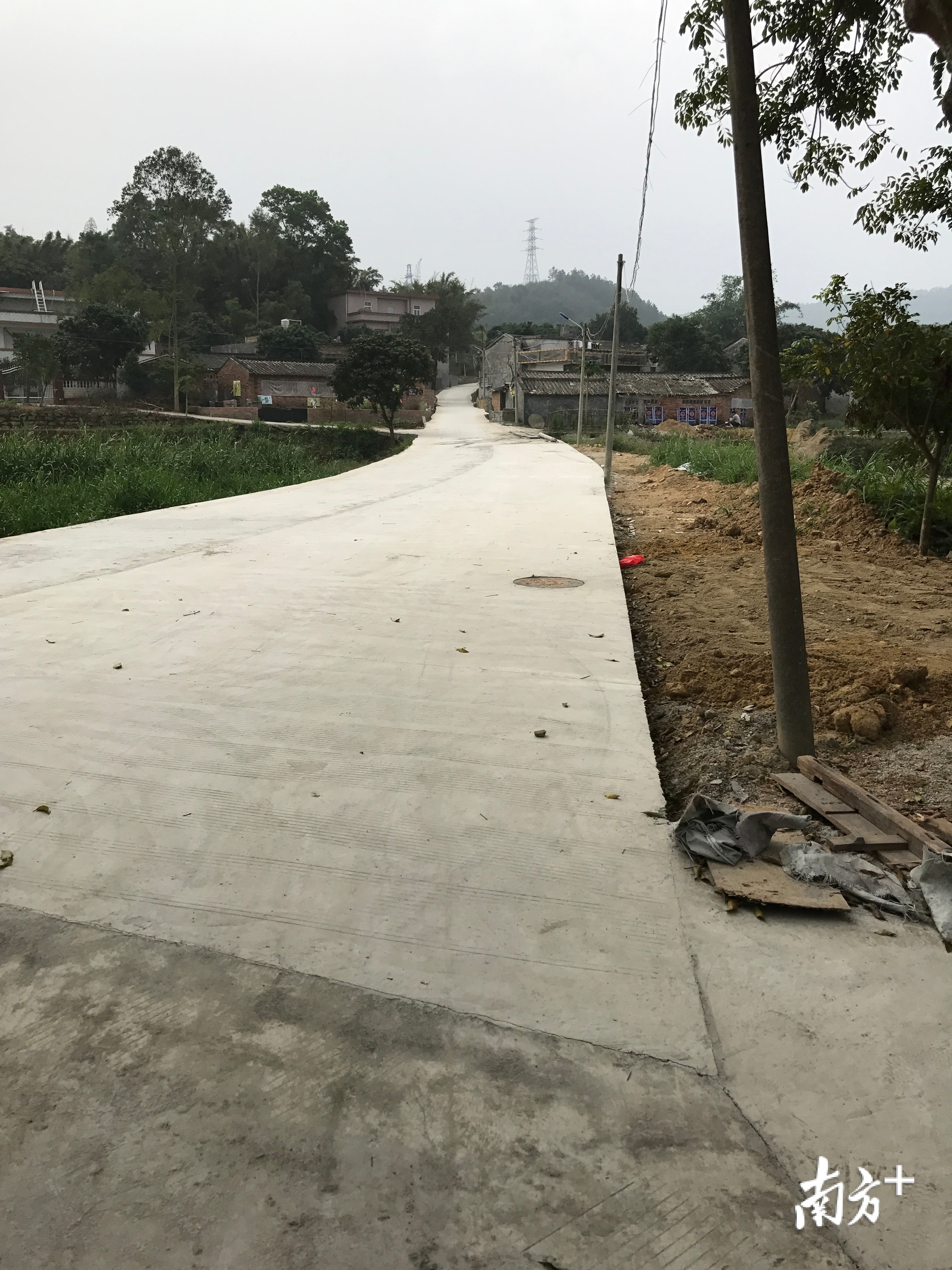 村道硬底化建设后。