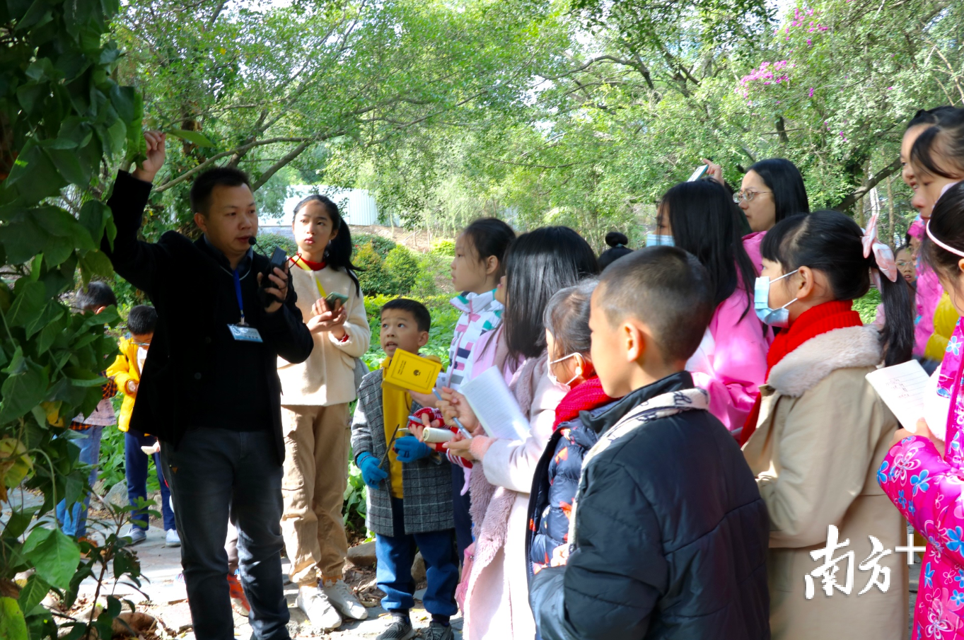 陈明丰在进行自然公益科普。许钰敏 摄