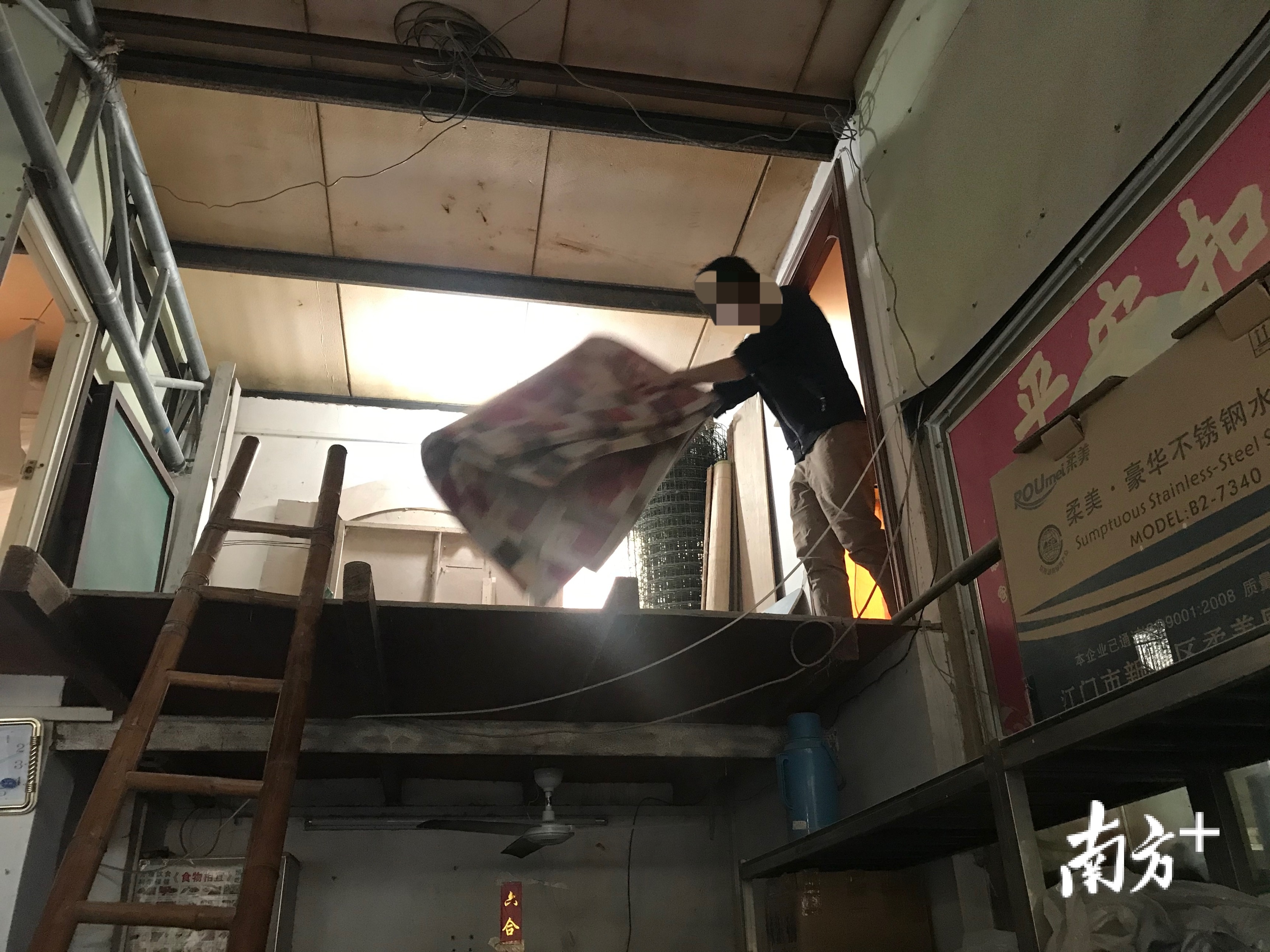 中山火炬消防执法人员查处三合一违规住人场所。