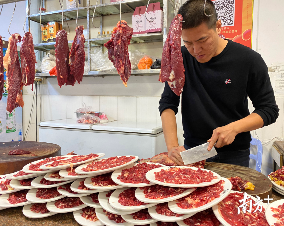 官塘兄弟牛肉火锅店，师傅在娴熟地切牛肉。苏仕日 摄