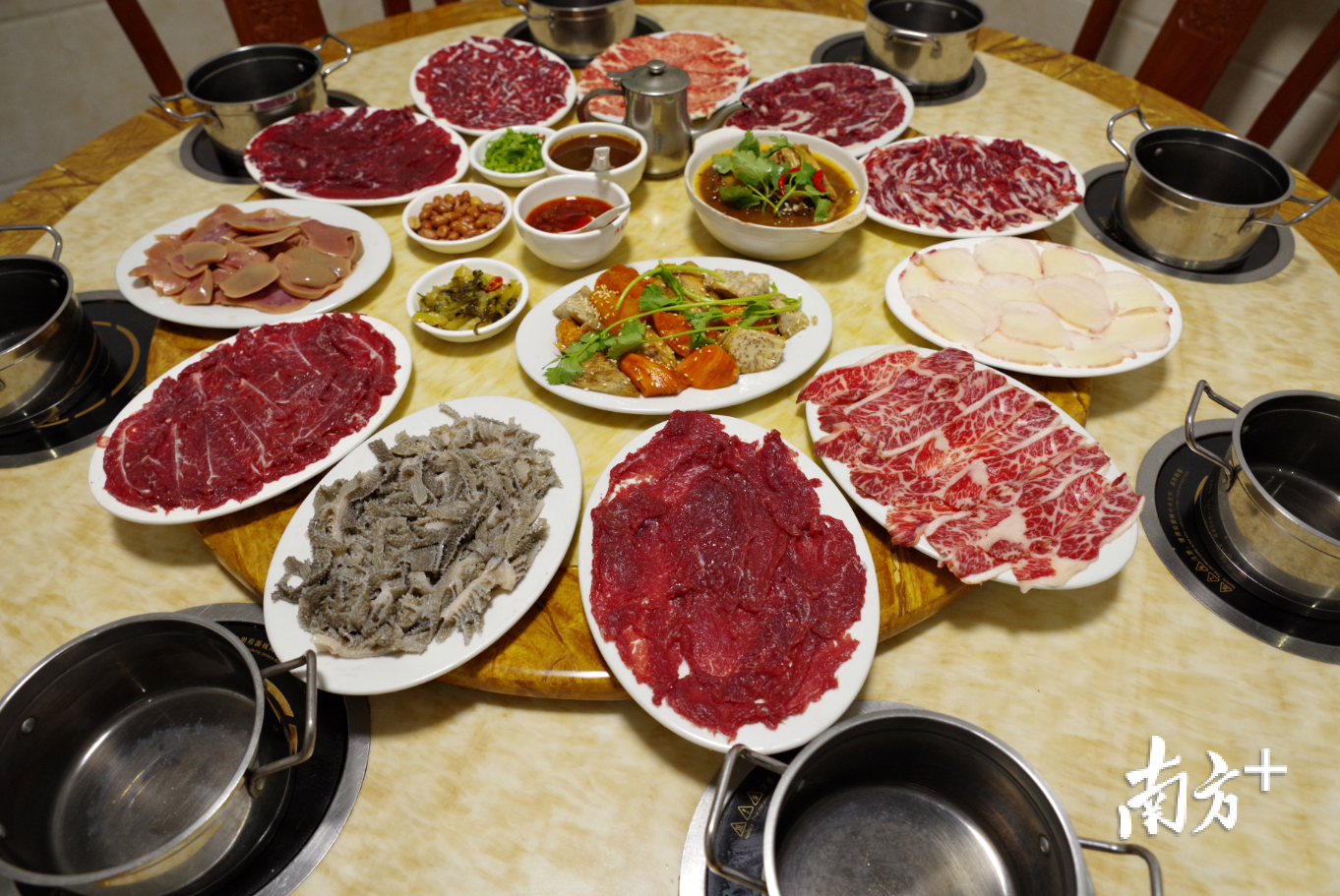 官塘的牛肉火锅店，对牛肉的分类非常细致。受访者供图