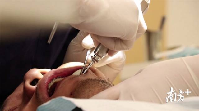 患者王先生首先进行牙齿矫正，才能进行缺牙修复。