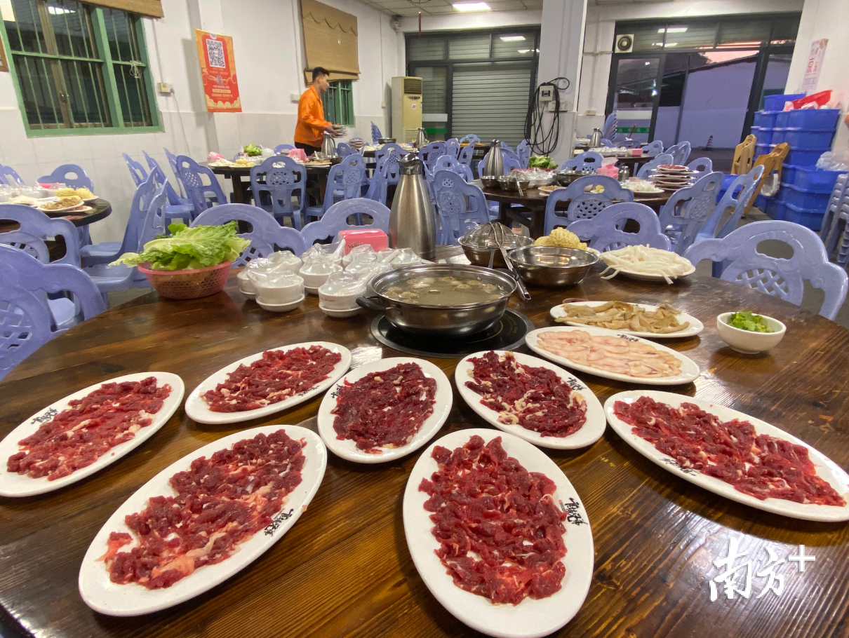 官塘牛肉火锅非常有名。苏仕日 摄