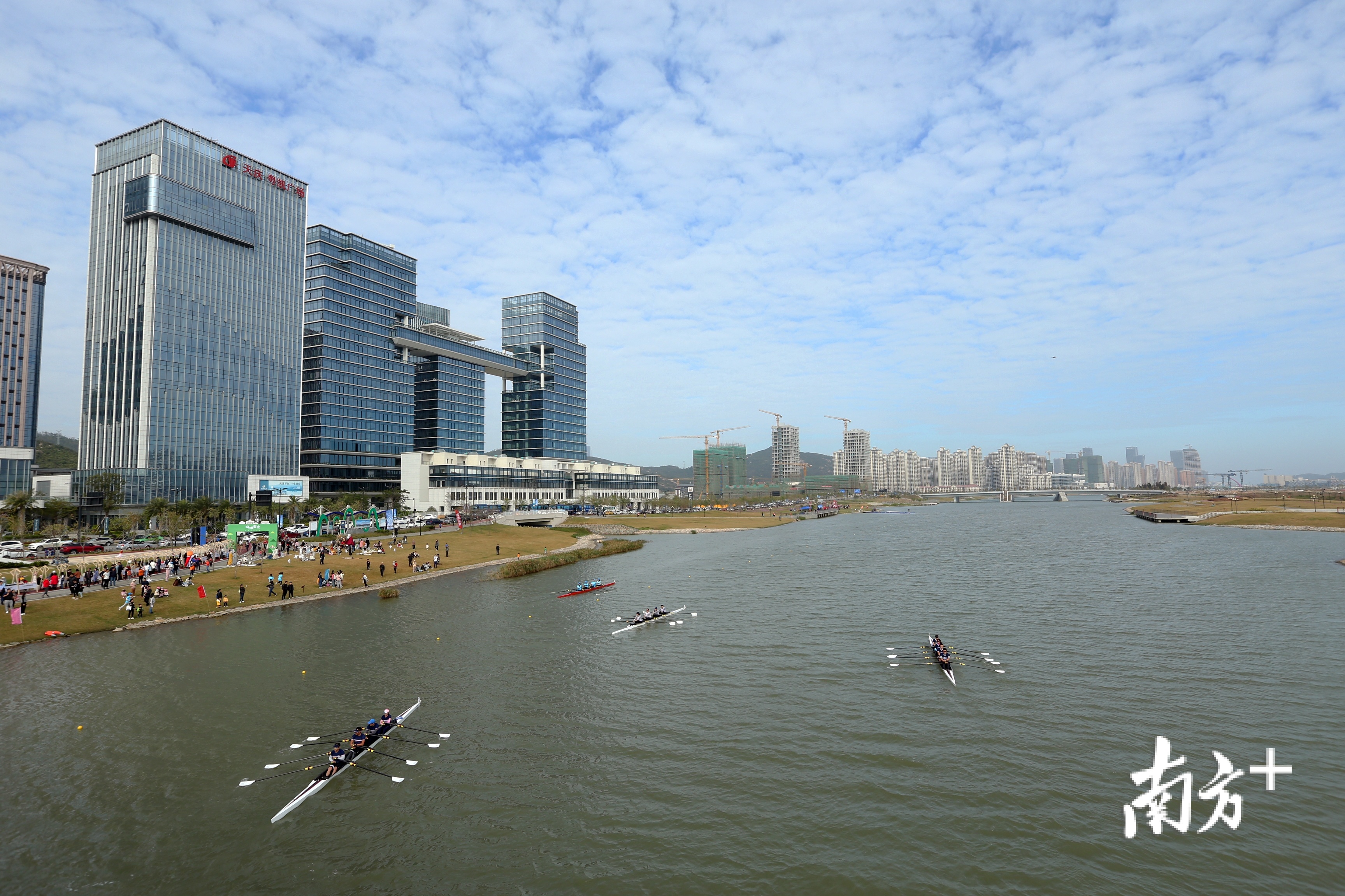 蓝天白云下，群舟竞逐，美丽的天沐河更添活力。