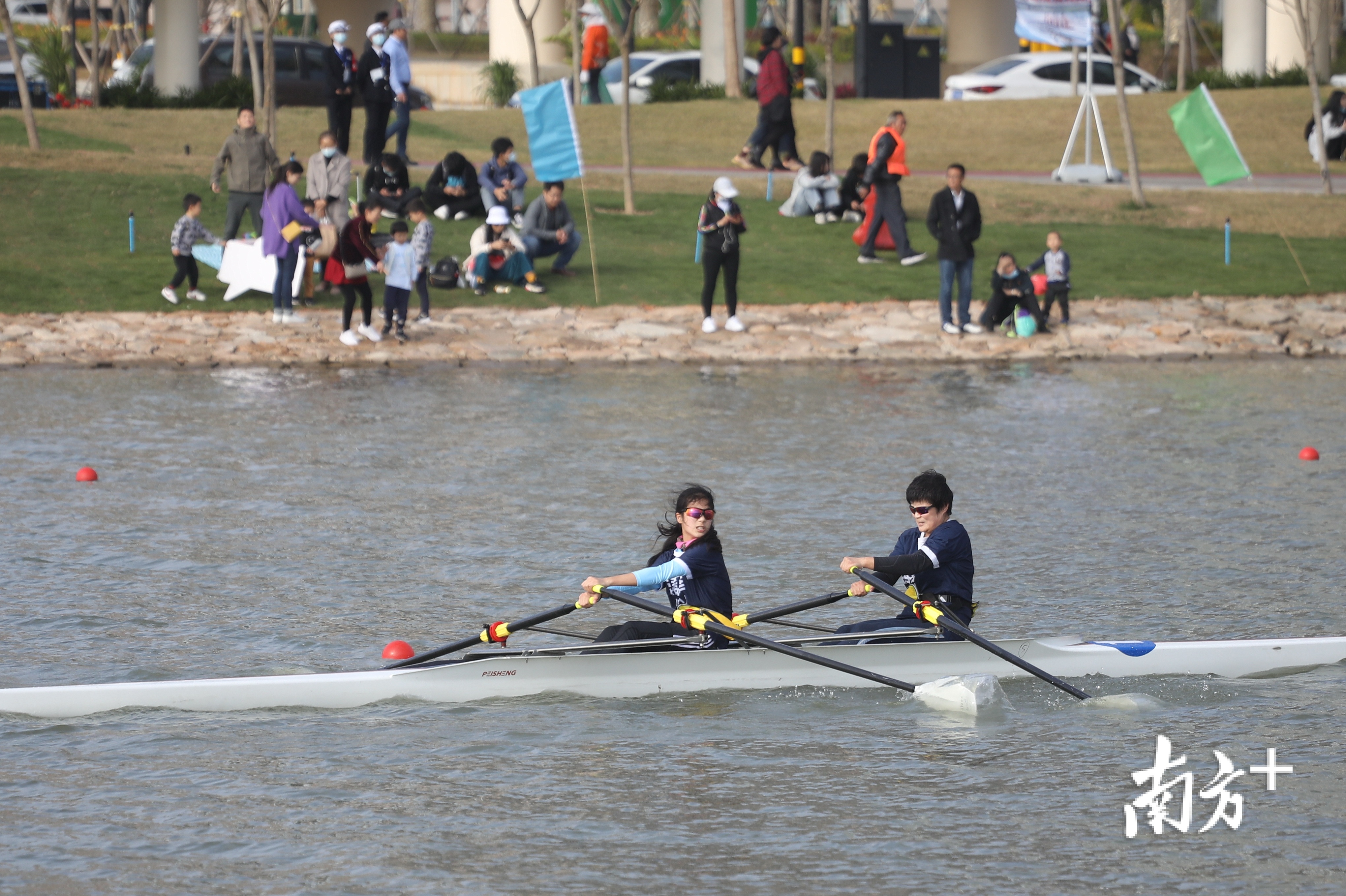 队员们卖力划动船桨。