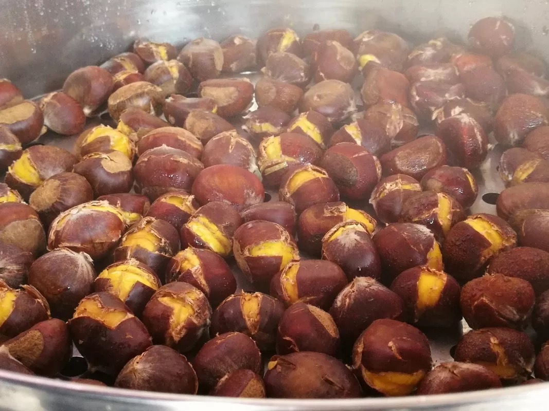 长岗镇油栗：其肉色蛋黄，肉质软糯，生食清甜爽脆，熟食甘香可口，富含淀粉、蔗糖、粗蛋白，有″坚果之王"的美誉。