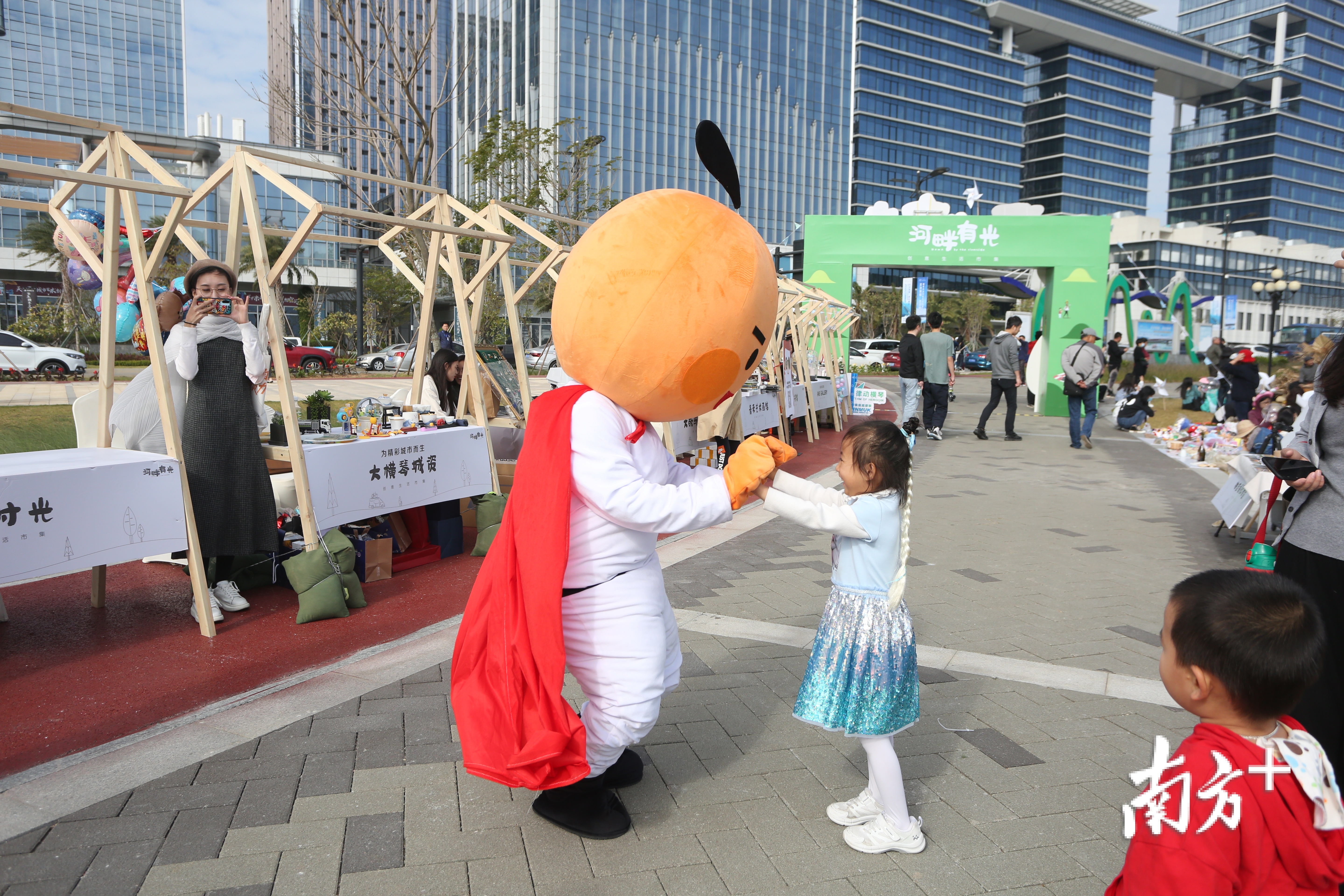 岸边，观赛市民伴着音乐跳起舞来。