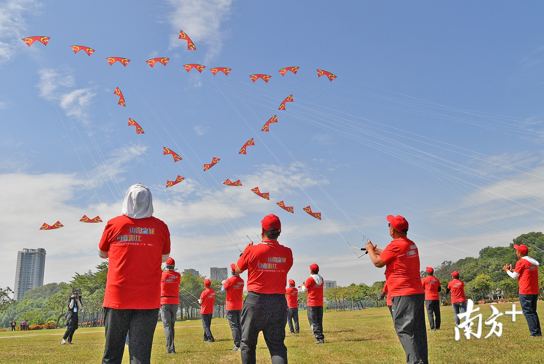 2020漠阳风筝文化系列活动,特技风筝天空拼出"文"字. 李向东 摄