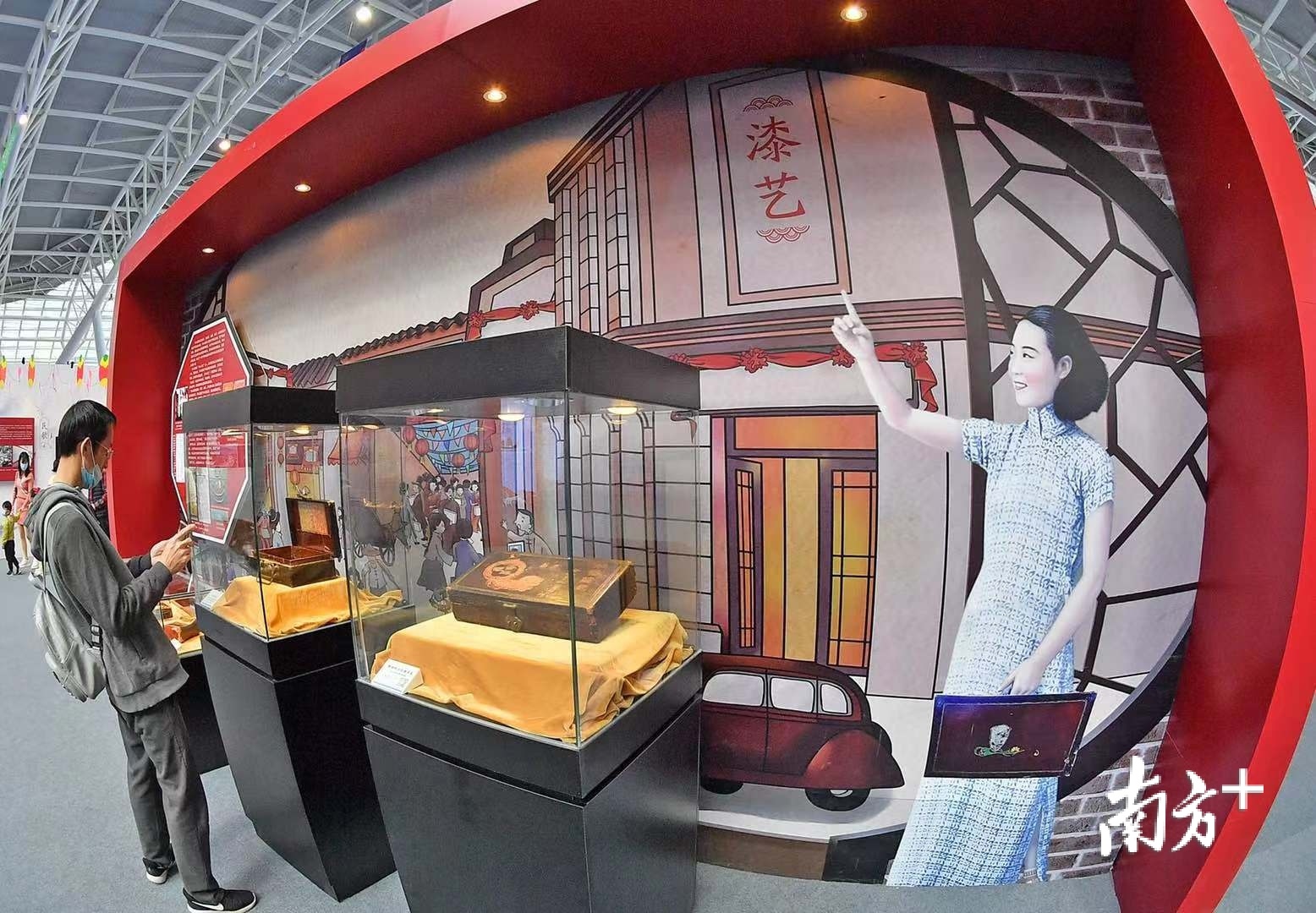 首届阳江文化艺术博览会非遗展馆漆器展示。 李向东 摄