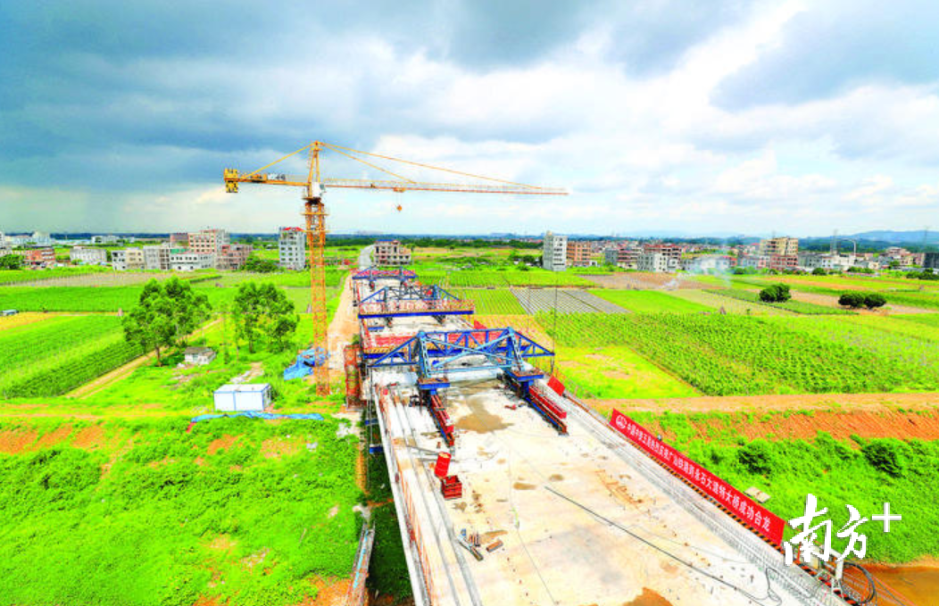 广汕铁路跨永石大道特大桥合龙。 广汕铁路跨永石大道特大桥合龙。