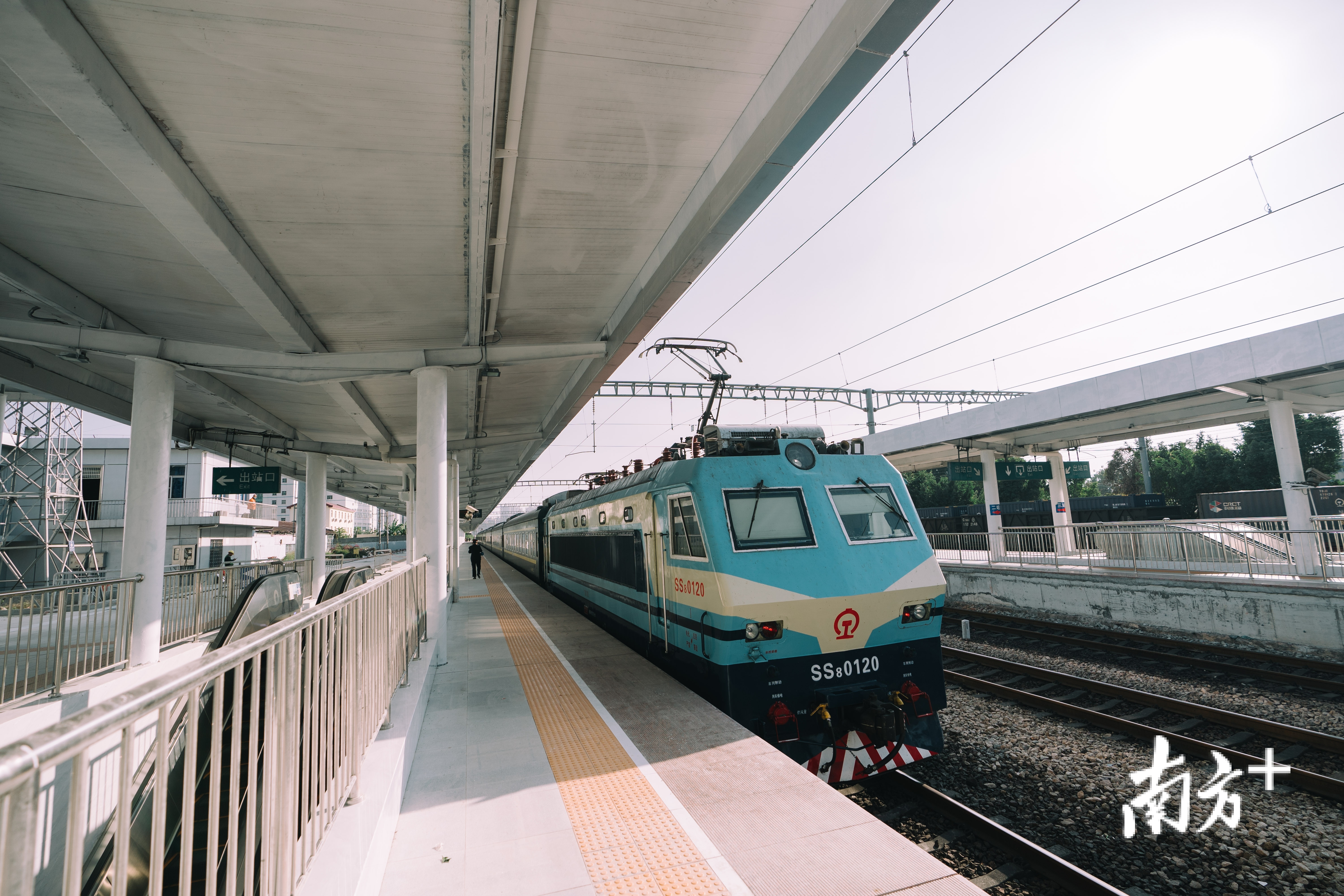 火车驶入车站。 火车驶入车站。