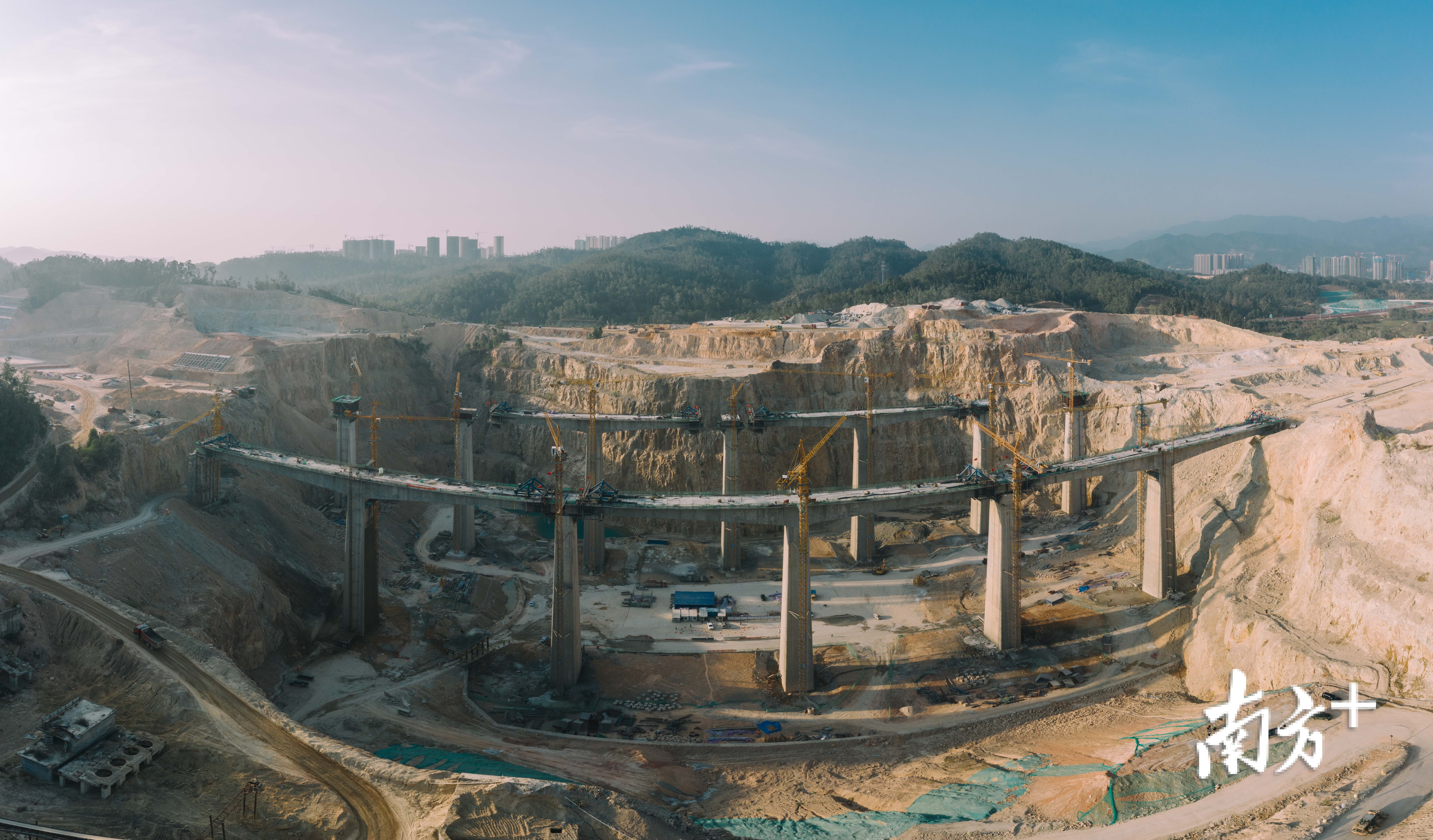 高桥梁丰文凹特大桥。 高桥梁丰文凹特大桥。